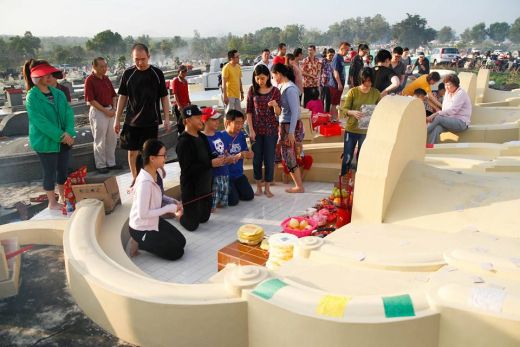 HAN

Etnik Han memiliki karakter kuat dan konsisten selama berabad-abad karena pengaruh Konfusianisme, yang berakar dan melebur kedalam sistem tradisi. Sepanjang tahun ada banyak festival dan acara budaya yang secara mistis dan romantis menghubungkan mereka dengan para leluhur.