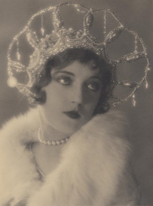 wikivictorian's tweet photo. American actress Marion Davies. Photographed by Ruth Harriet Louise, 1927. https://t.co/Vb9c7DpvKZ