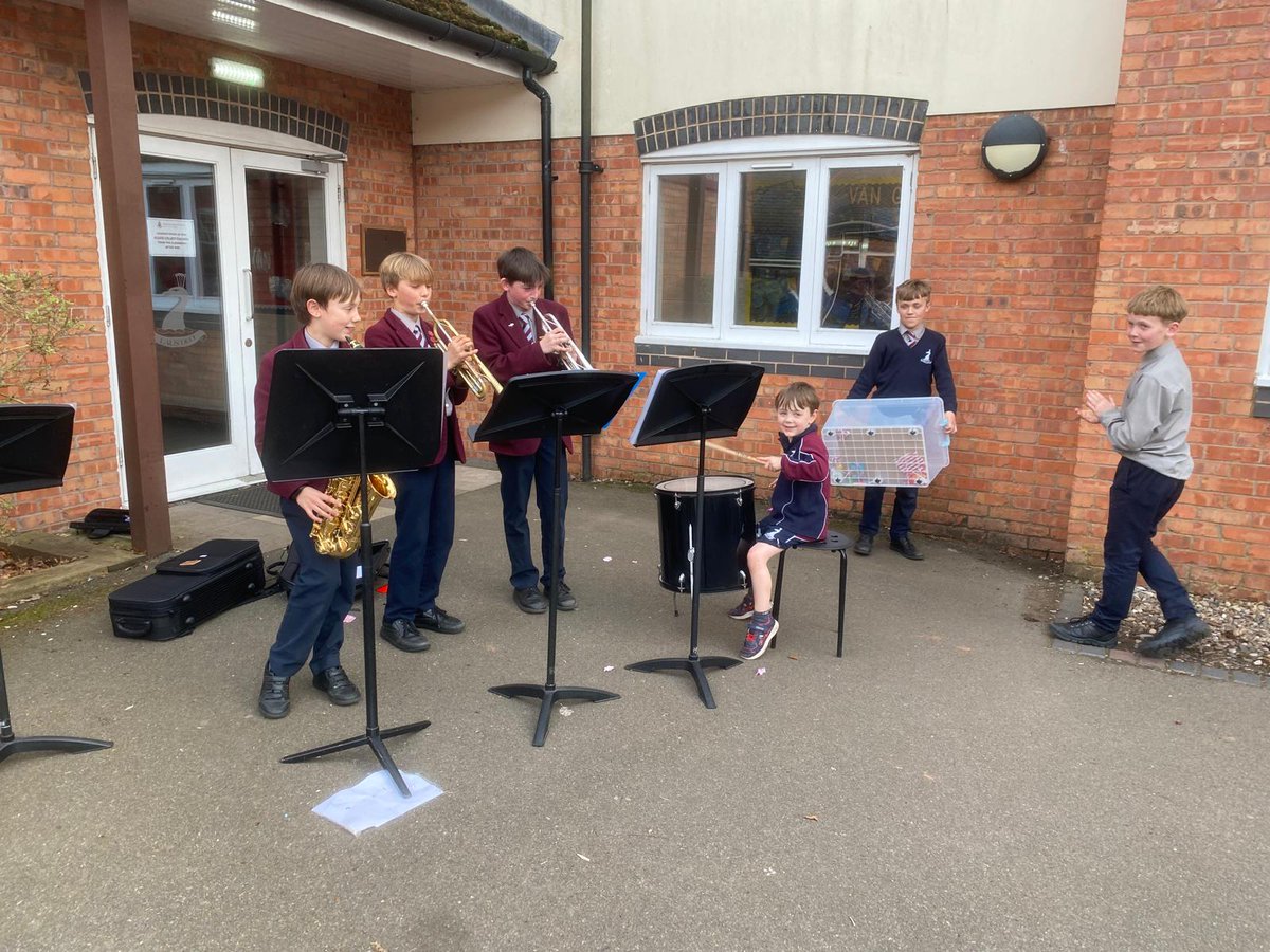 WinterfoldhsM's tweet photo. This is what learning an instrument is all about! @winterfoldhs market for #SouthAfrica the Groove Diggers did an off the cuff unplanned performance all on their own. They raised £80 for charity.... #talent #dedication #livemusic https://t.co/QW3eK4qmse