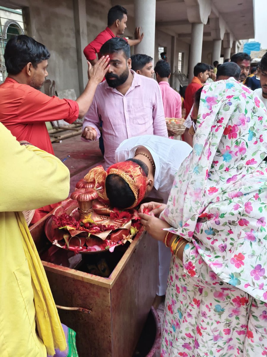 #आज_पश्चिम बंगाल के सुप्रसिद्ध आस्था केंद्र तारापीठ मंदिर में श्रद्धा एवं भक्ति के साथ पूजा-अर्चना करने का सौभाग्य प्राप्त हुआ।

मां तारा के श्रीचरणों में माथा टेककर #सिमरी_बख्तियारपुर क्षेत्र की सुख-समृद्धि, शांति एवं सर्वांगीण विकास की कामना की। मां की कृपा से सिमरी बख्तियारपुर