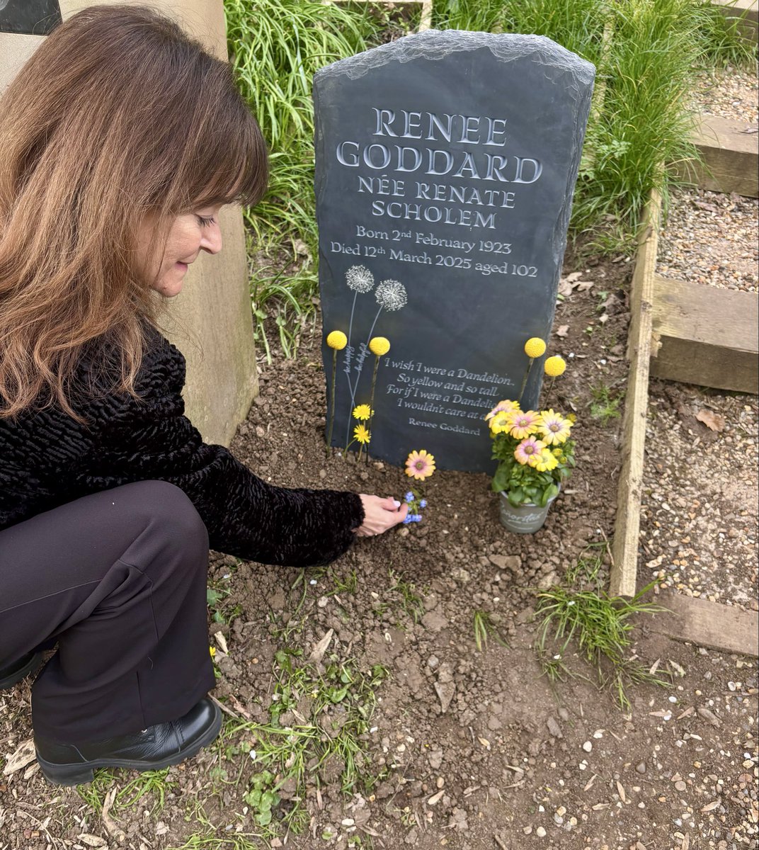 LeonieMellinger's tweet image. Mum’s headstone is finally up in @HighgateCemeter with her poem written as an 11 year old German Jewish refugee who’d just learned English. And her ‘Be Happy And Be Helpful’ motto. She’s next to #JonathanMiller and opposite #KarlMarx   #ReneeGoddard ❤️❤️❤️
