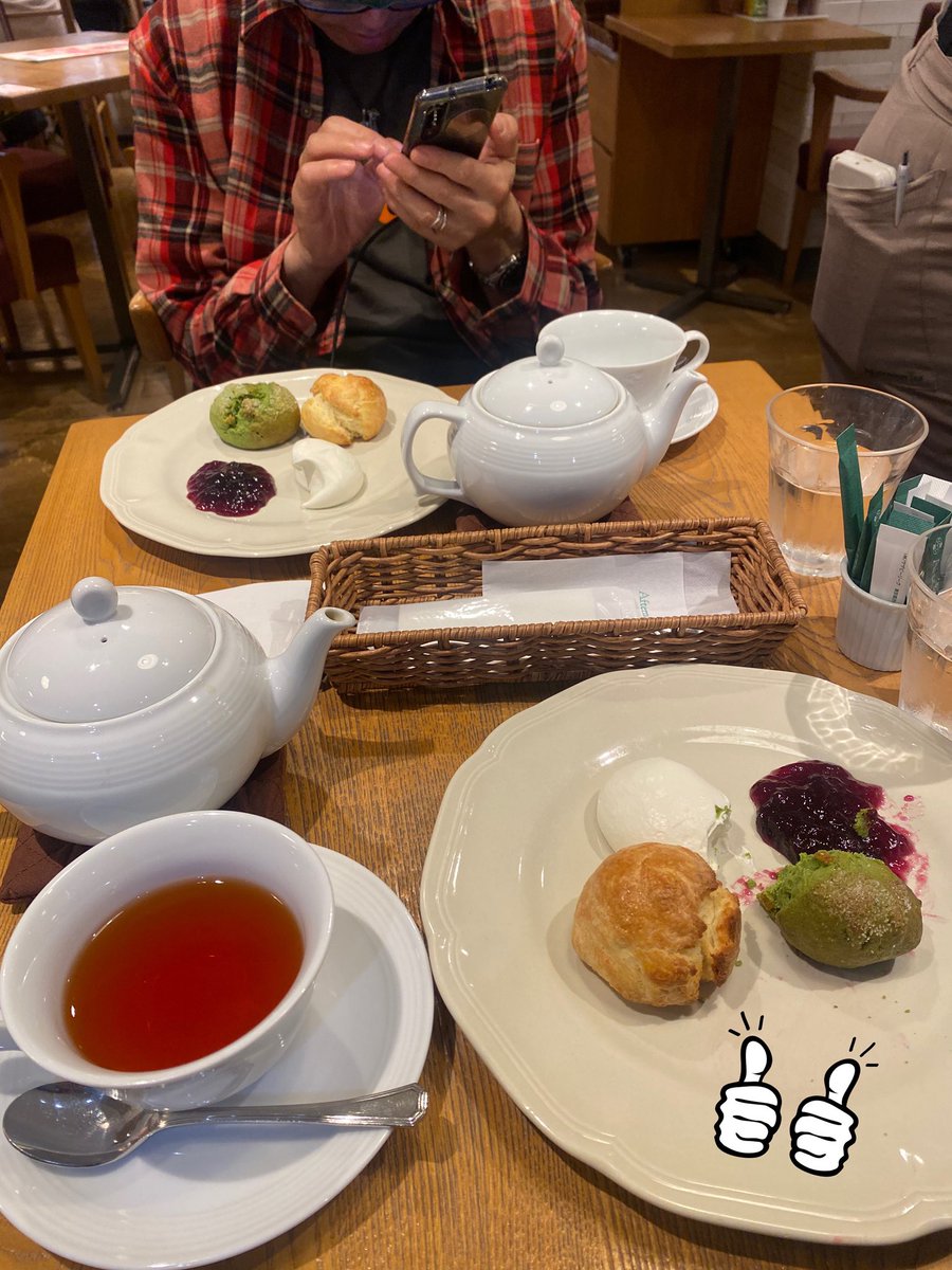 strawberry3230's tweet photo. 早めに最寄り駅に着いたから
Wild Fourのライブに行く前に
𝔸𝕗𝕥𝕖𝕣𝕟𝕠𝕠𝕟𝕋𝕖𝕒でお茶🫧🫖
めっちゃ久しぶりでオシャレ✨️
スコーンなんか食べてる🤭
#𝐀𝐟𝐭𝐞𝐫𝐧𝐨𝐨𝐧𝐓𝐞𝐚
#ピーチアールグレイ
#スコーン
#WildFour https://t.co/HLbGyjBkJF
