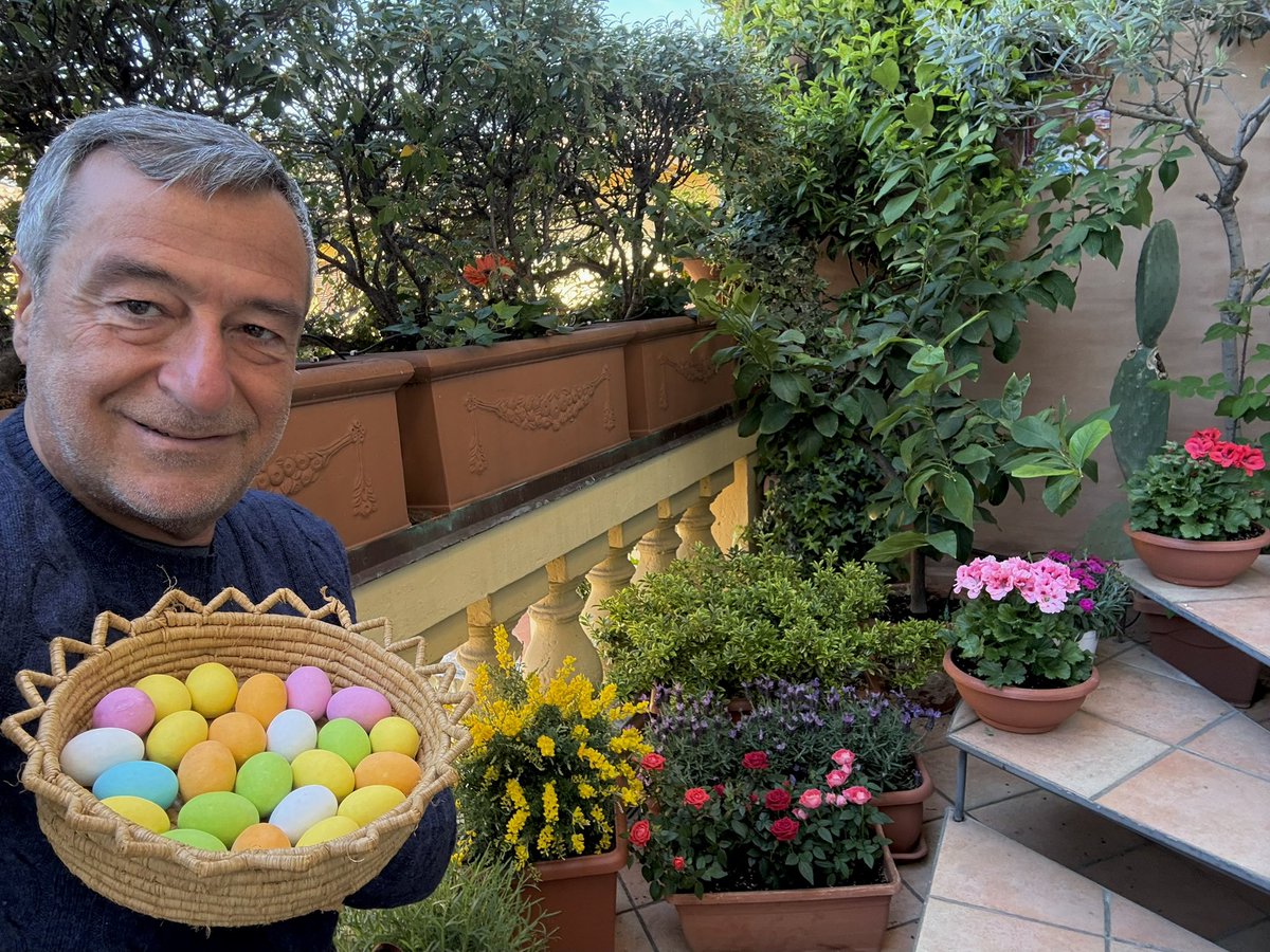 Tanti cari auguri di #BuonaPasqua a voi e alle vostre famiglie 🐣 🕊️

Con un pensiero amaro al mondo che sanguina e alla pace che latita 💔
