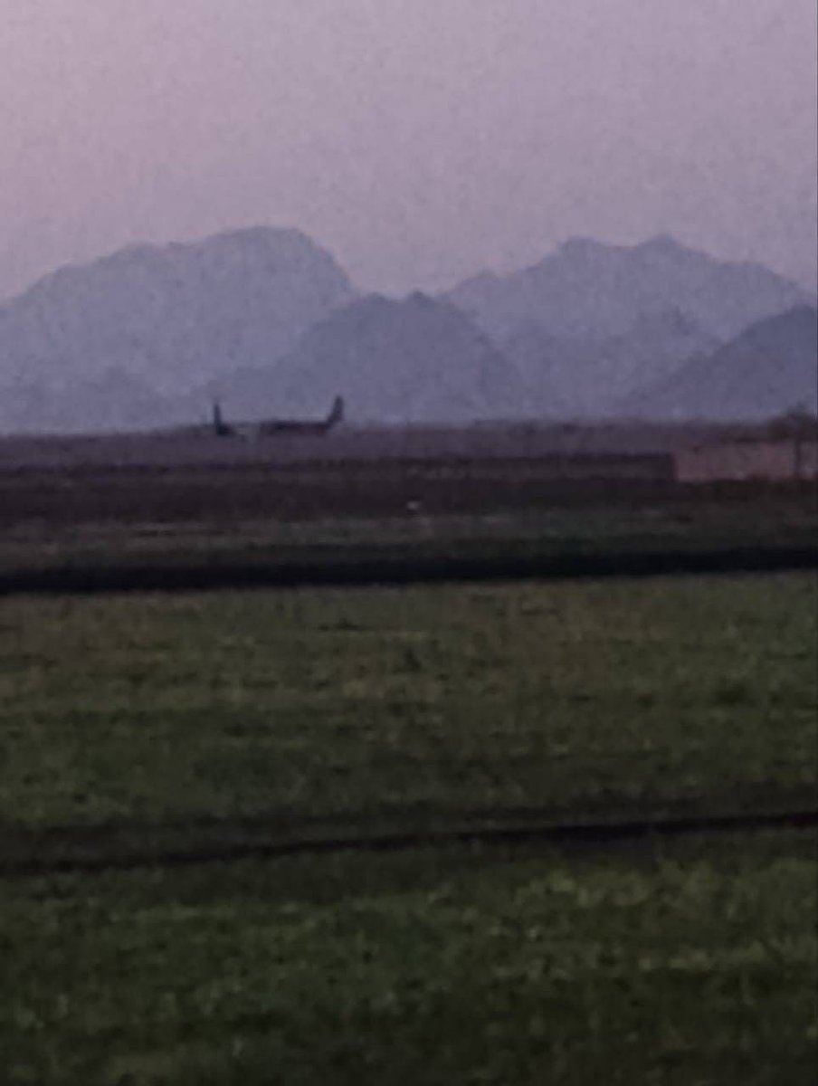 6w_es's tweet photo. EEUU logra rescatar al segundo tripulante del F-15 derribado en Irán. El Pentágono estableció durante la noche una base improvisada dentro de Irán para llevar a cabo la misión. El tripulante rescatado sufre heridas graves, pero está vivo https://t.co/DSrLfzq5be