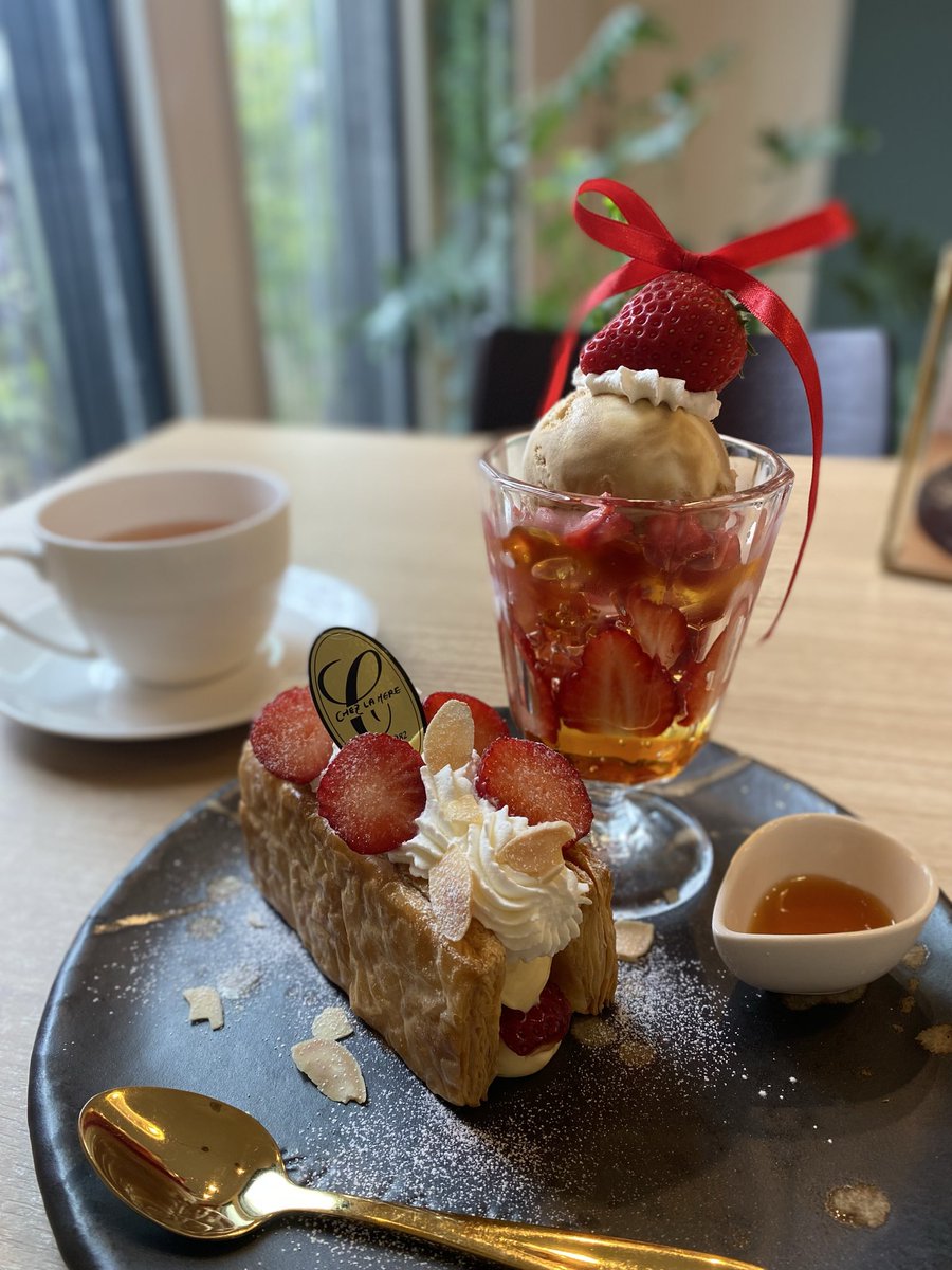 St44regis_Blue's tweet photo. 窓から見える桜を眺めながら

甘い誘惑と紅茶の香りに包まれる午後☕️𓂃𓈒𓏸

＃カフェ活 ＃休日の過ごし方 https://t.co/DLlLW7EaAD