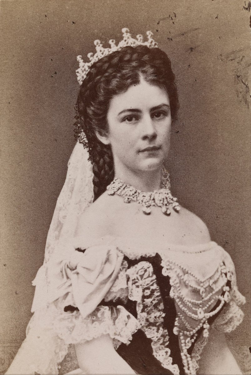 wikivictorian's tweet photo. Portrait of Empress Elisabeth of Austria. Photographed in 1867. Royal Collection https://t.co/GmMB7gHXNB