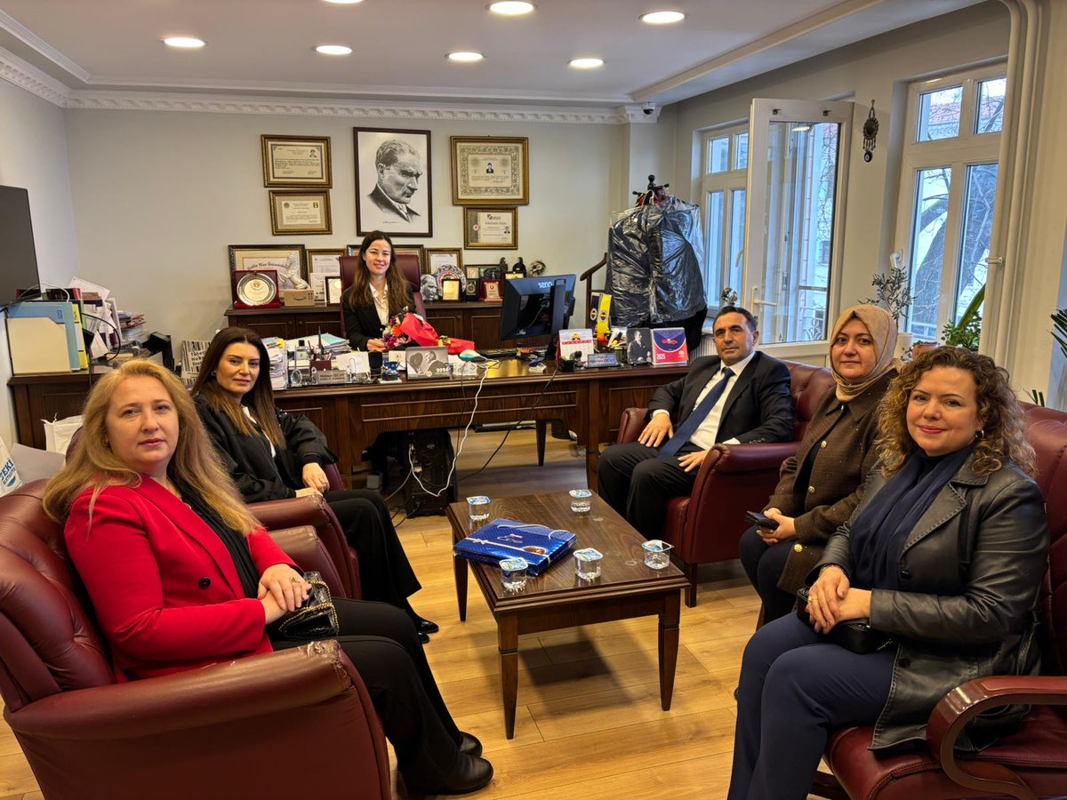 akkadintekirdag's tweet photo. 05 Nisan Avukatlar Günü dolayısıyla; İl Kadın Kolları Başkanımız Sn. Yeliz Ergin, İl Seçim İşleri Başkanımız Sn. Ömer Polat ve başkan yardımcılarımız ile birlikte Sn. Av. Gül Kevser İşcan’ı ziyaret ederek bu anlamlı gününü tebrik ettiler.
Misafirperverlikleri için kendilerine teşekkür ediyor, hukukun üstünlüğü yolunda sundukları değerli katkıların artarak devam etmesini diliyoruz.
#AvukatlarGünü