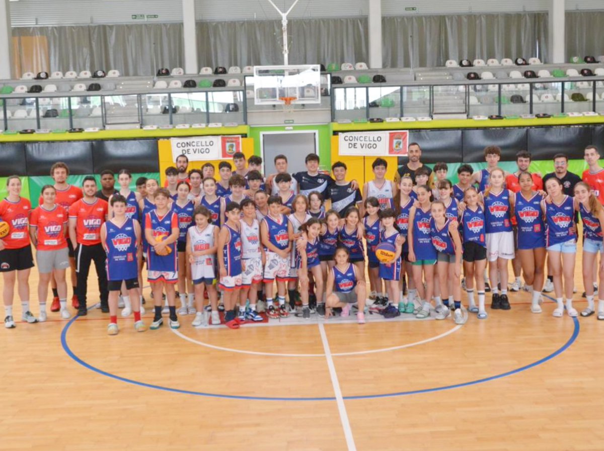 CBSeisNadalCoia's tweet photo. 🏀 Na segunda xornada do Campus 3x3 organizado polo @CBSeisNadalCoia recibimos a tres xogadores con experiencia en baloncesto 3x3.

👌🏻 Edu Sousa, xogador do Groinn Santa Baia, e Adrián Pereira e Fernando Fariña, xogadores da Selección U15 da @FGB_Baloncesto, estiveron no Campus! https://t.co/h8tVkEraGY