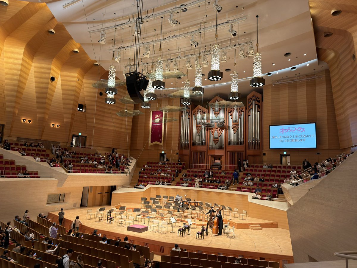 【サントリーホール・オープンハウス2026】大ホールのイベント最後を飾ったのは「第九」第4楽章「歓喜の歌」で、合唱は参加者によるぶっつけ本番だったが、それがかえって会場の一体感を生んだ。開館40周年にふさわしい、忘れられないフィナーレだった。来年は改修工事のため、オープンハウスは開催さ