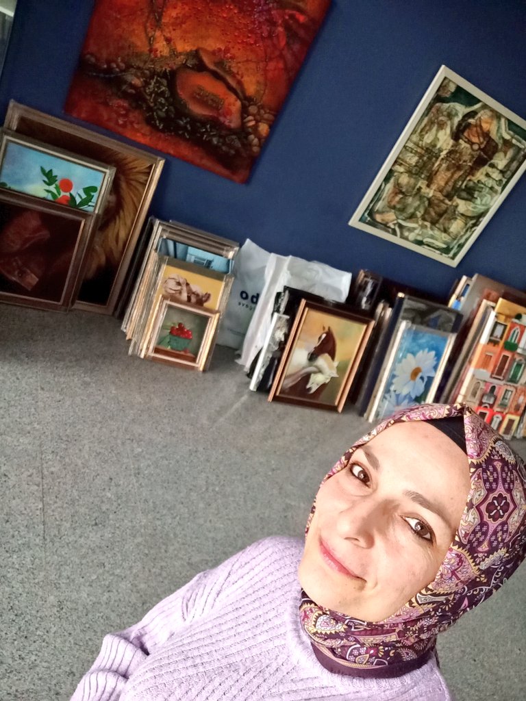 __ReisciHatun__'s tweet photo. Benim için çok değerli olan Tablolarımı,Ümraniye belediyesi kültür merkezinde olacak Sergim için müdürlüğümüze teslim ettim Sizlerin seyri için sergi salonunda yerlerini almaya hazırlarTeşekkürler başkanım @ismetyildirimtr @umraniyebeltr @UmraniyeKultur @mesutozdemir1 @ayseynk28 https://t.co/sKyf3Opodw