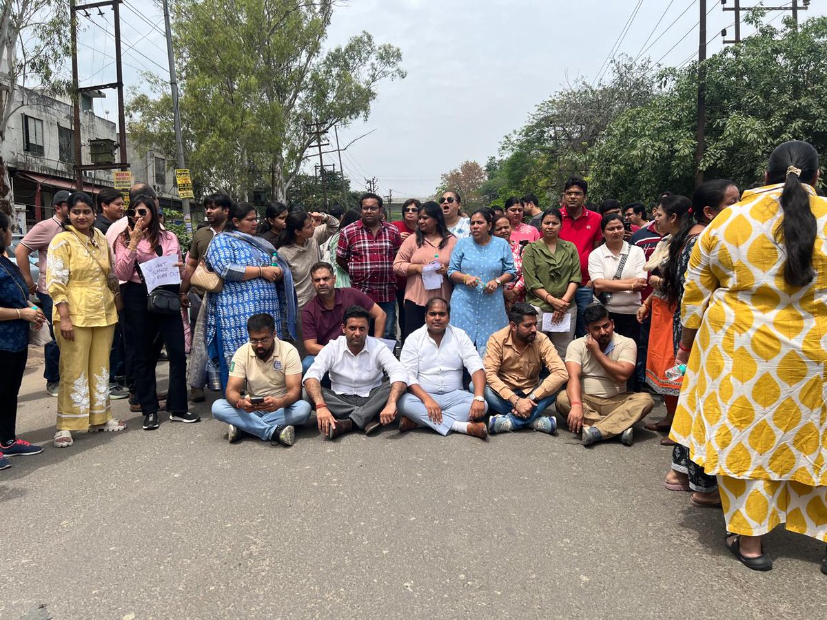 RuchiGu63783906's tweet photo. When it comes to competitions, schools need parents’ consent to avoid responsibility—but for extending school hours, parents’ consent isn’t considered important?
DPSG Ghaziabad, you can’t avoid our questions!
@DPSG_PRNCPLMR 
@dm_ghaziabad 
@myogiadityanath 
@DIOSUttarPrades https://t.co/nl2NR5IQAn