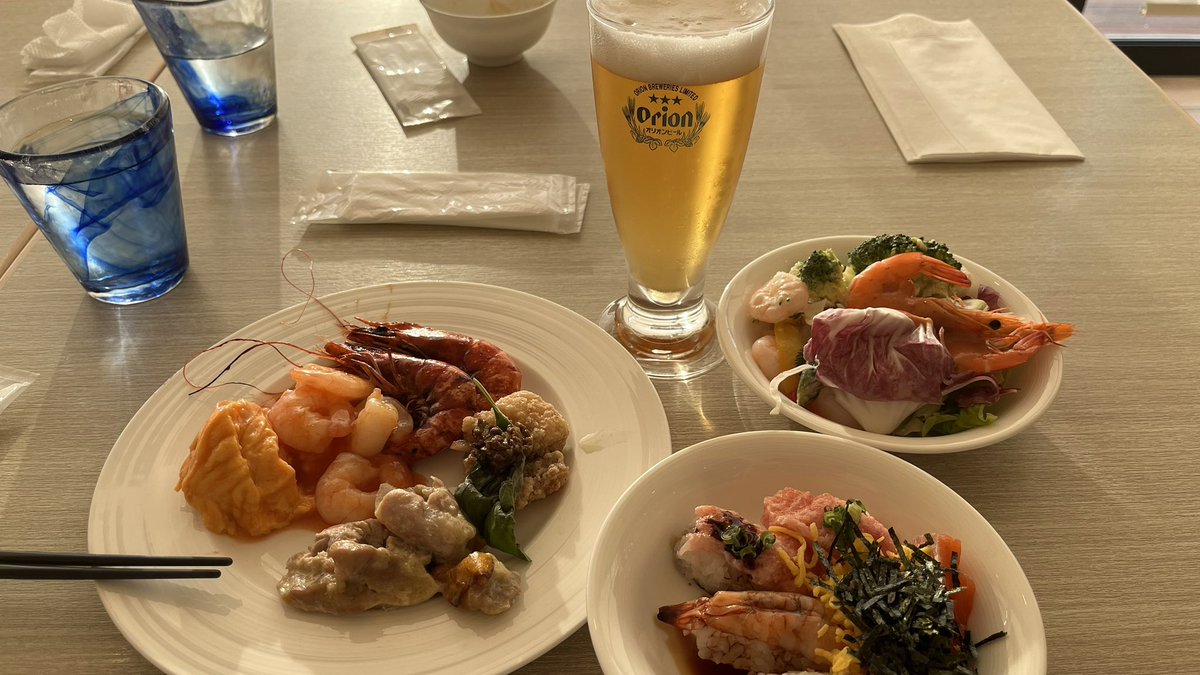okinawa_wind's tweet photo. こんにちは？こんばんは？

今日は会社の後輩とヒルトン北谷･ディナーバイキングにお邪魔してます。

ディナーバイキング無料券が当たりまして🎯有効期限ギリギリ。

久しぶりのヒルトン、楽しみます。
沖縄は初夏の暑さです。 https://t.co/3KdgUuERy9