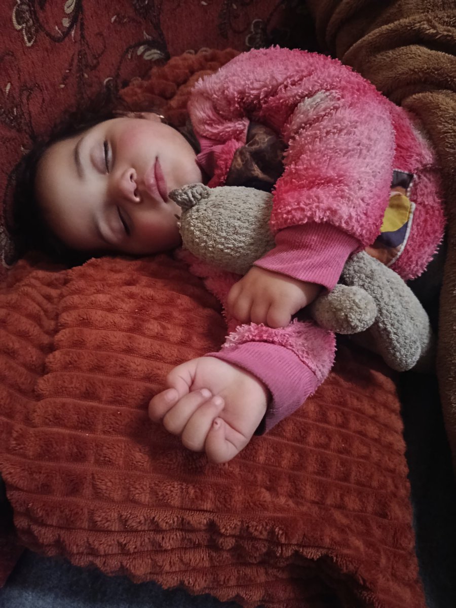 fdss1266's tweet photo. It might be the last time my little girl sleeps safely.
We are about to lose our shelter, and my children don’t know where we will go.
Please don’t leave us alone—any helping hand could save us. 💔
https://t.co/0ckcRbUPuB https://t.co/icul9T25rl