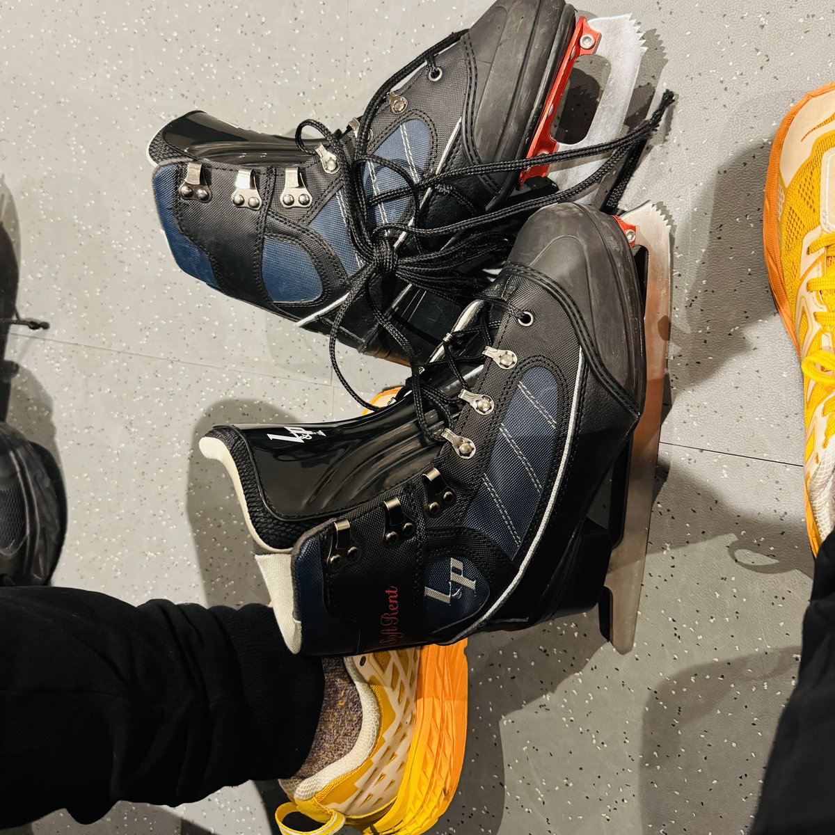 昨日人生初のスケート体験してきた⛸️！
あまりにもうまく滑れなくて楽しかったですwww