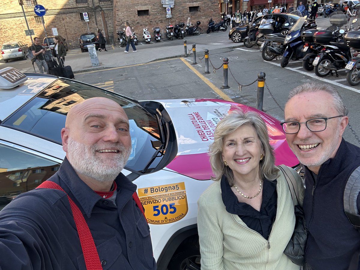 Annathelion's tweet photo. Si può venire a Bologna senza incontrare il nostro amico ⁦@RobertoRedSox⁩ ? ❤️Ovviamente no!! #Bologna5 https://t.co/5Fovq3b8nH