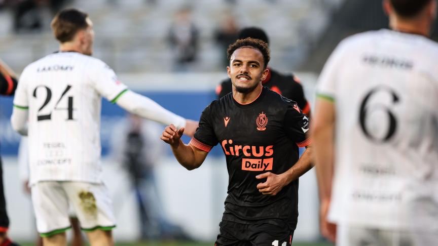 ACDStandard's tweet photo. ⚪️ OH LEUVEN 1️⃣
🔴 STANDARD DE LIÈGE 3️⃣
🎙️ Vincent Euvrard
🎙️ Dennis Eckert Ayensa
🎙️ Adnane Abid
#JPL | #OHLSTA | #RSCL
🔴 Vincent Euvrard :
💬 « C’est un soulagement pour beaucoup autour du club de mettre un terme à cette série dégueulasse. C’est un soulagement pour moi, parce que vous ne me poserez plus la question. Cette victoire donne de la confiance pour la suite. Il était important de rester au contact de Genk. »
💬 « Repasser devant après avoir été menés, c’était une de nos faiblesses. Cela s’expliquait aussi par les blessures, la difficulté à aligner une équipe identique au fil des matchs et le manque de qualité de banc pour faire la différence. Or, ce samedi, c’est le banc qui a fait la différence avec les deux buts de Dennis Eckert Ayensa. Je retiens aussi qu’il s’agit de notre septième match sans défaite. »
🔴 Dennis Eckert Ayensa :
💬 « On sait comment les play-offs peuvent se dérouler, surtout si vous démarrez mal. Nous étions menés, donc renverser la rencontre montre la mentalité de l’équipe. C’est la première fois que cela nous arrive cette saison en championnat. Nous devons continuer sur cette lancée. »
💬 « Je savais qu’il y aurait des opportunités dans ce match, même si elles ne se présentaient pas spécialement ces derniers mois. J’ai fait mon travail en marquant. Je me donne toujours à 100 % à l’entraînement, mais je n’étais pas certain de débuter après avoir été absent dix jours et n’avoir participé qu’à une séance et demie. J’ai fait ce qu’il fallait pour montrer au coach que je voulais jouer. »
🔴 Adnane Abid :
💬 « C’était une victoire très importante, d’autant qu’il y avait beaucoup de questions concernant notre implication avant les play-offs. Nous avons prouvé que nous étions bien impliqués. C’est également positif d’avoir mis fin à cette mauvaise série, même si de nombreux joueurs n’ont rien à voir avec ces statistiques. Personnellement, c’était l’un de mes meilleurs matchs. »
💬 « L’objectif est de remporter ces Europe Play-offs. Nous avons l’équipe et le noyau pour y parvenir. Nous savons que si nous jouons à 100 % de nos capacités et que nous sommes pleinement concernés, nous avons toutes les chances de les gagner. À nous de montrer ce visage à chaque match. »