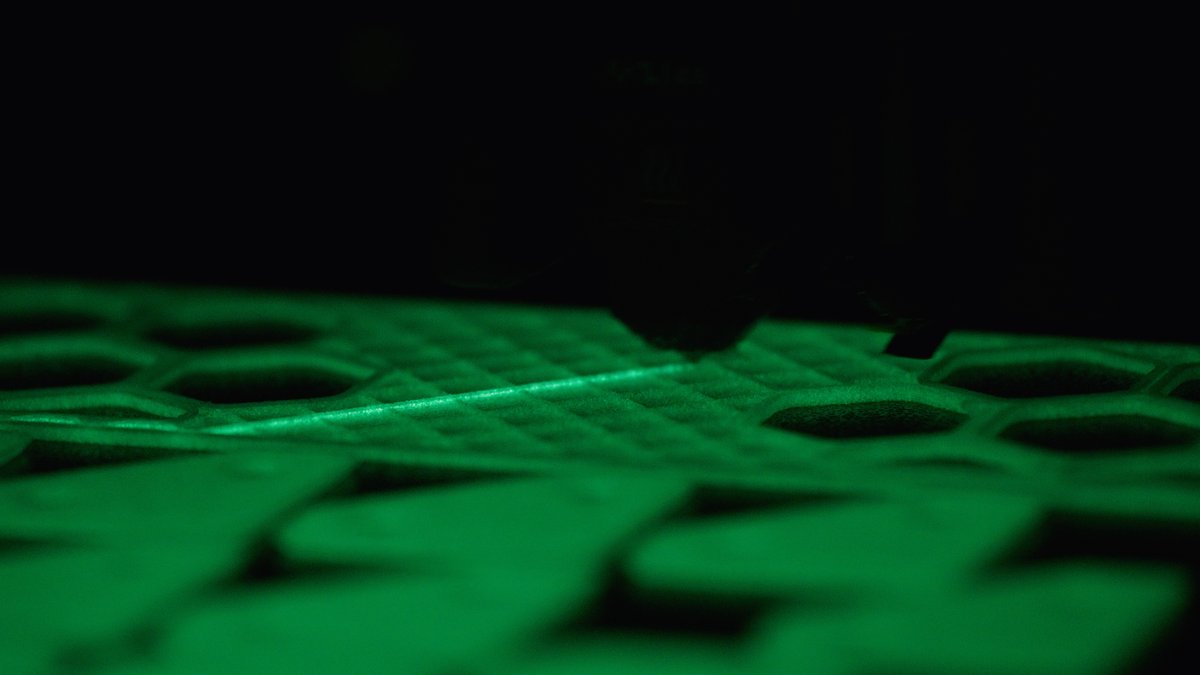 mpoxDE's tweet photo. Glow in the dark Filament ist keine Neuheit. Allerdings hat Prusa mit Ultraglow-PETG eine komplett neue Formel und Leuchtintensität geschaffen! Alles zu Ultraglow, neuen Filamenttrocknerempfehlungen UND speziellen 3D-Drucker Tischen gibts im neusten Video! https://t.co/4pbFuuNZgN https://t.co/LCzWErmvJZ