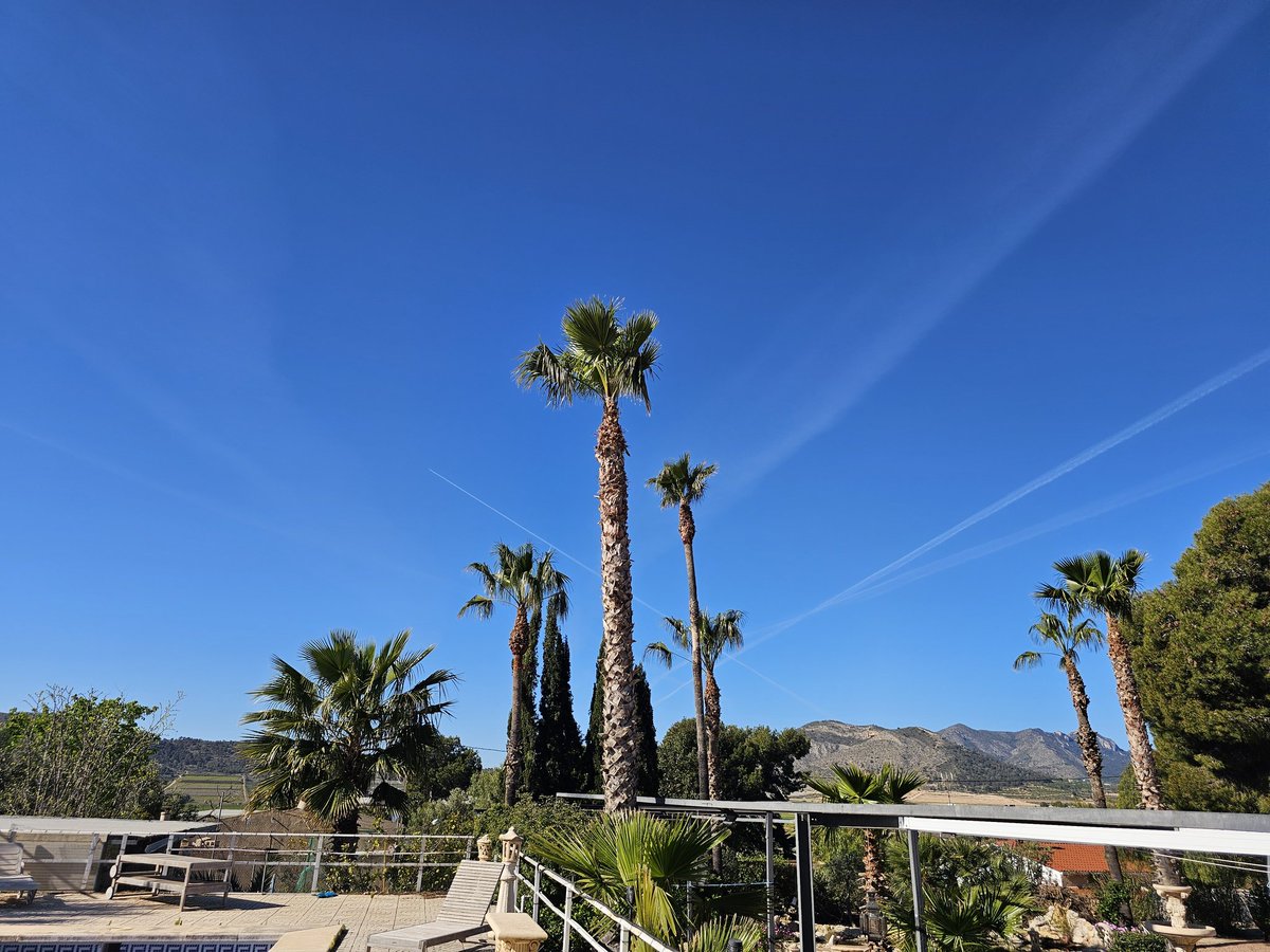 SpanglishBloke's tweet image. Buzz owned by @Ryanair dumping tonnes of toxic shit over Spain along with @royalairmaroc #Geoengineering #ClimateHoax #DeathFromAbove #BoycottRyanair #WEF2030Agenda