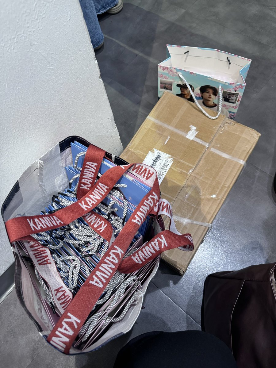 __NanNannalin__'s tweet photo. มาแล้วนะคีาอยู่หน้างานคั้บบ 

#23rdFirstsThatLastHeartBD https://t.co/K1OSY05XQ8