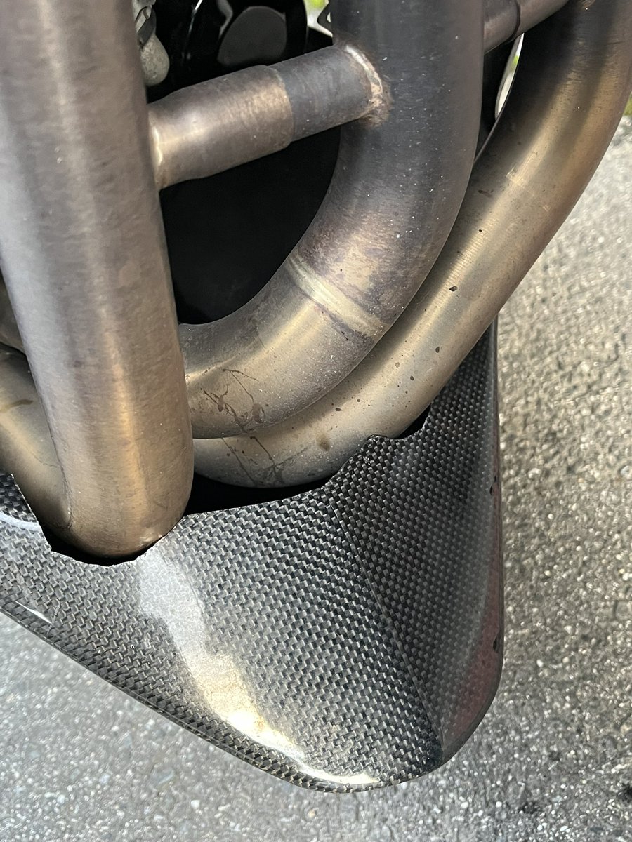 bisuke9999's tweet photo. エキパイまだ2箇所干渉してますがなんとか取り付け完了⚙️🔩 https://t.co/i9Xxp3sWSW