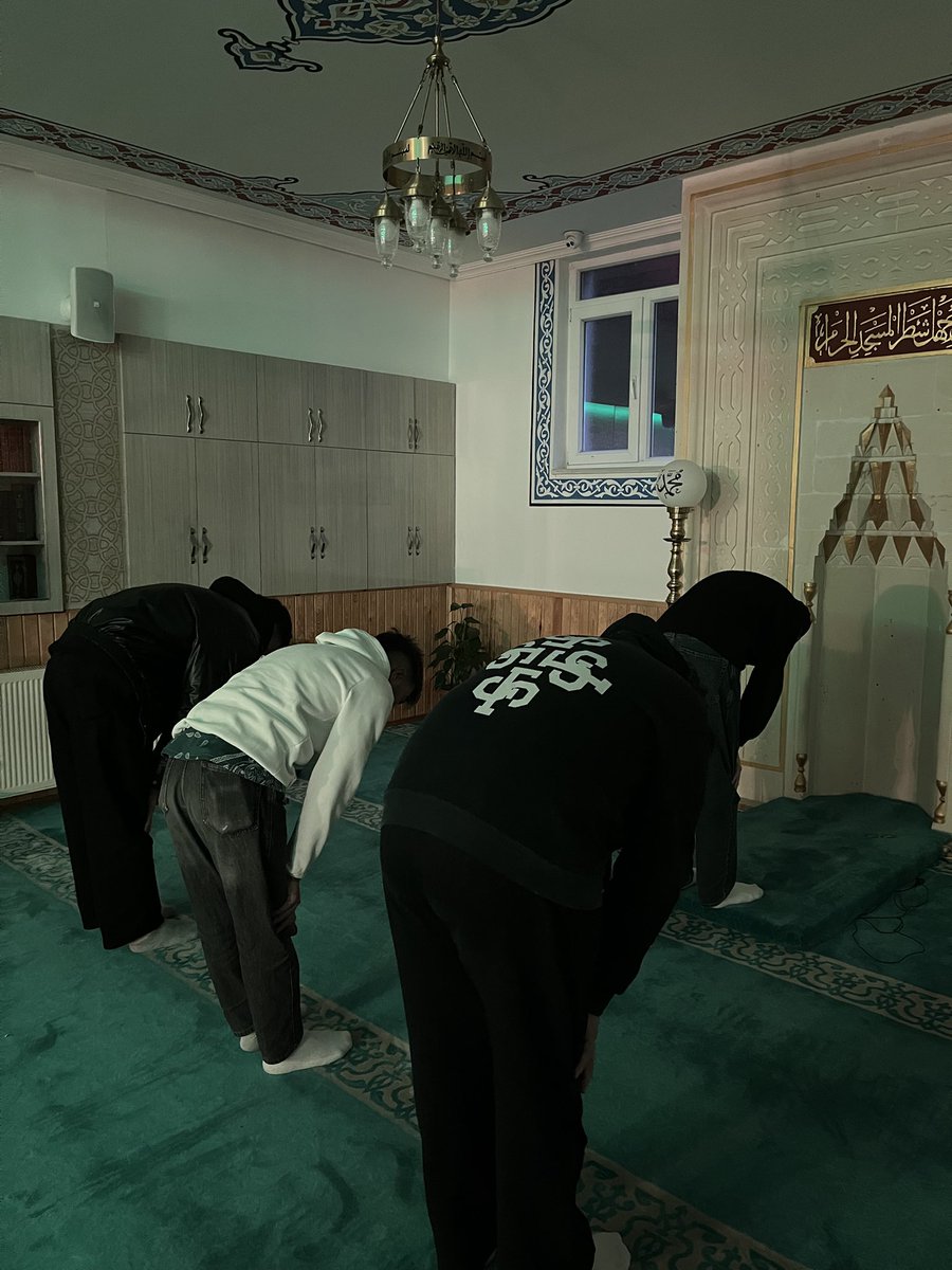 TugvaBayburt's tweet photo. Sabahın bereketine birlikte şahit olduk, huzurunu hep birlikte hissettik. Hamdolsun, sabah namazını ihya ederek güne anlam kattık. 

Birlikte edilen dualar, saf tutulan o anlar kalplerimizi birleştirdi. 

Rabbim bu güzel buluşmaları daim eylesin, kabul buyursun. https://t.co/tMEscpacdd