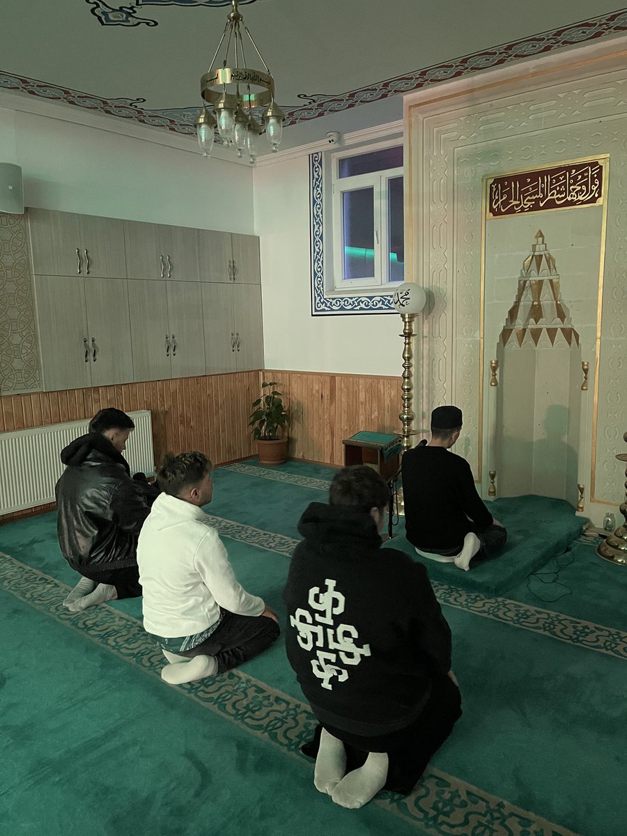 TugvaBayburt's tweet photo. Sabahın bereketine birlikte şahit olduk, huzurunu hep birlikte hissettik. Hamdolsun, sabah namazını ihya ederek güne anlam kattık. 

Birlikte edilen dualar, saf tutulan o anlar kalplerimizi birleştirdi. 

Rabbim bu güzel buluşmaları daim eylesin, kabul buyursun. https://t.co/tMEscpacdd