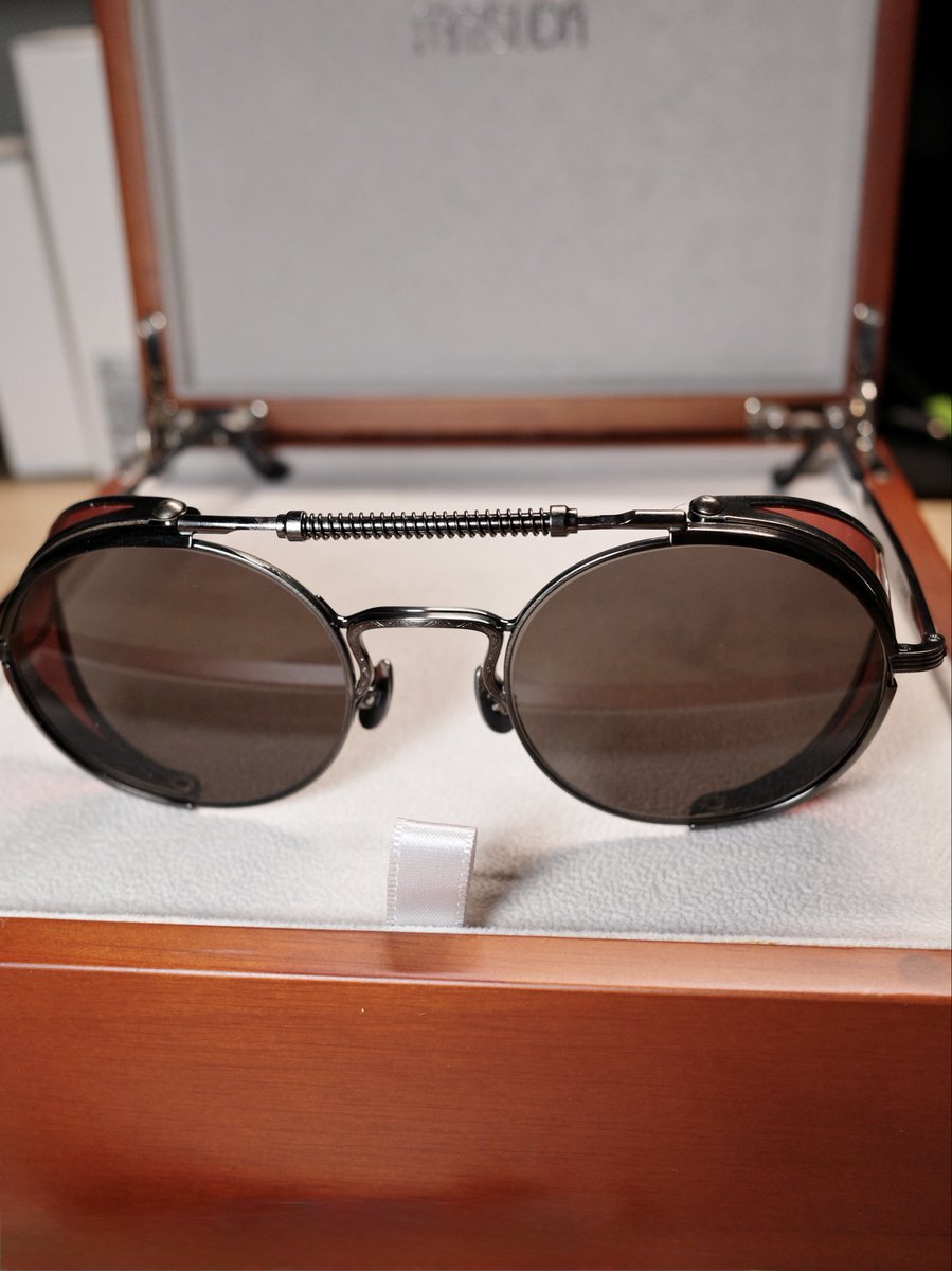 nac2023's tweet photo. 昨日購入したMATSUDA2809H-V2。
風防付けたままだと折り畳めないので単品で4.5万円するグラスコードも付属✨
基本的には風防は外して掛けます😅 https://t.co/R9HQx2tVnu