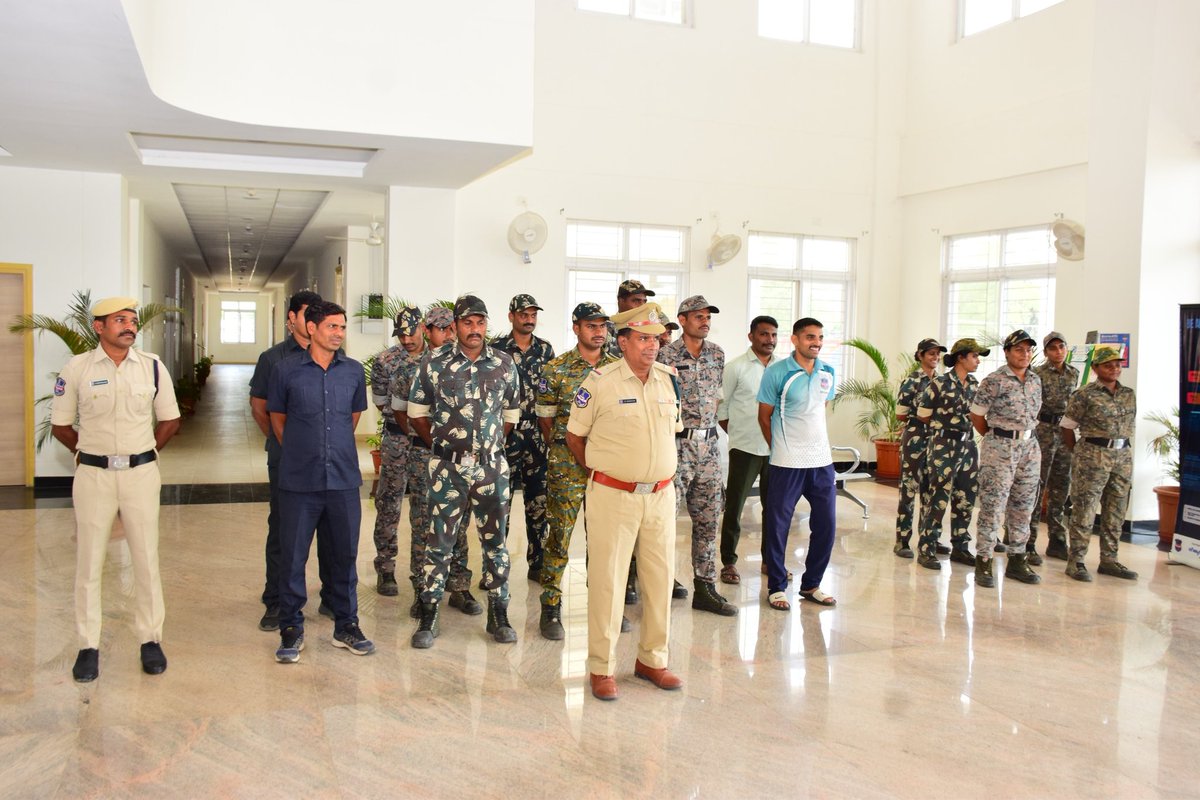 SpJagtial's tweet image. On the occasion of #DrBabuJagjivanRamJayanti, Jagtial Police offered floral tributes to Jagjivan Ram, a visionary leader who championed social justice and equality. His legacy continues to inspire us to serve society with fairness, integrity, and inclusiveness.
#EqualityForAll