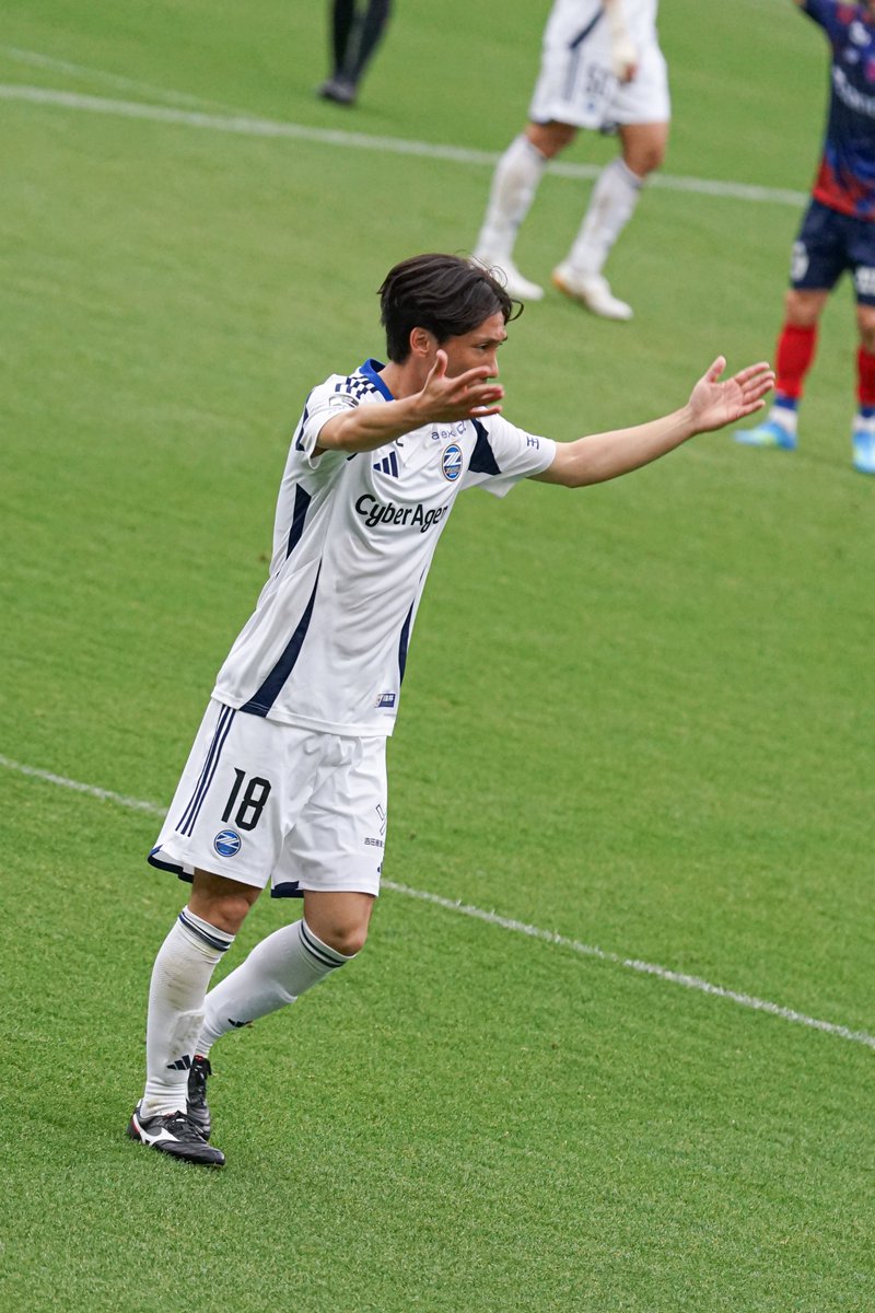 ____7h2p's tweet photo. CK前にゴール裏煽っていったの、とてもかっこよかった おかえりなさい！ #zelvia #下田北斗 選手 https://t.co/l2wZKgTPvX