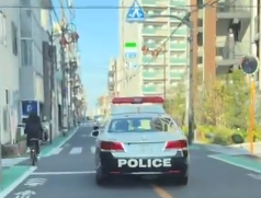 yoshirin100's tweet photo. これは明らかに重大な交通違反！パトカーは即座に取り締まれ！…って、やってんのがパトカーじゃん💢‼ https://t.co/Wen4Emsrns
