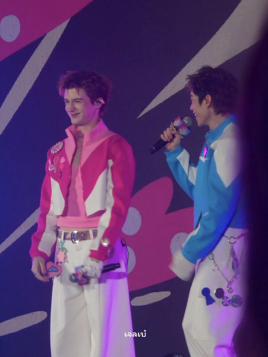 crazerlily's tweet image. เพิ่งสังเกตว่าจังหวะนี้ยัยเล่เขินพี่ตี๋จนยิ้มตาหยีเลย มีคนอิมโพรไวส์มาเติมหัวใจที่แก้มหนูเหรออออ พี่ตี๋เอ็นดูน้องมากหนิ🥺

VETA JELLY PJLEON FANMEET
#VetaJellyxPJLeon
#PJLEON #พีเจเลออน