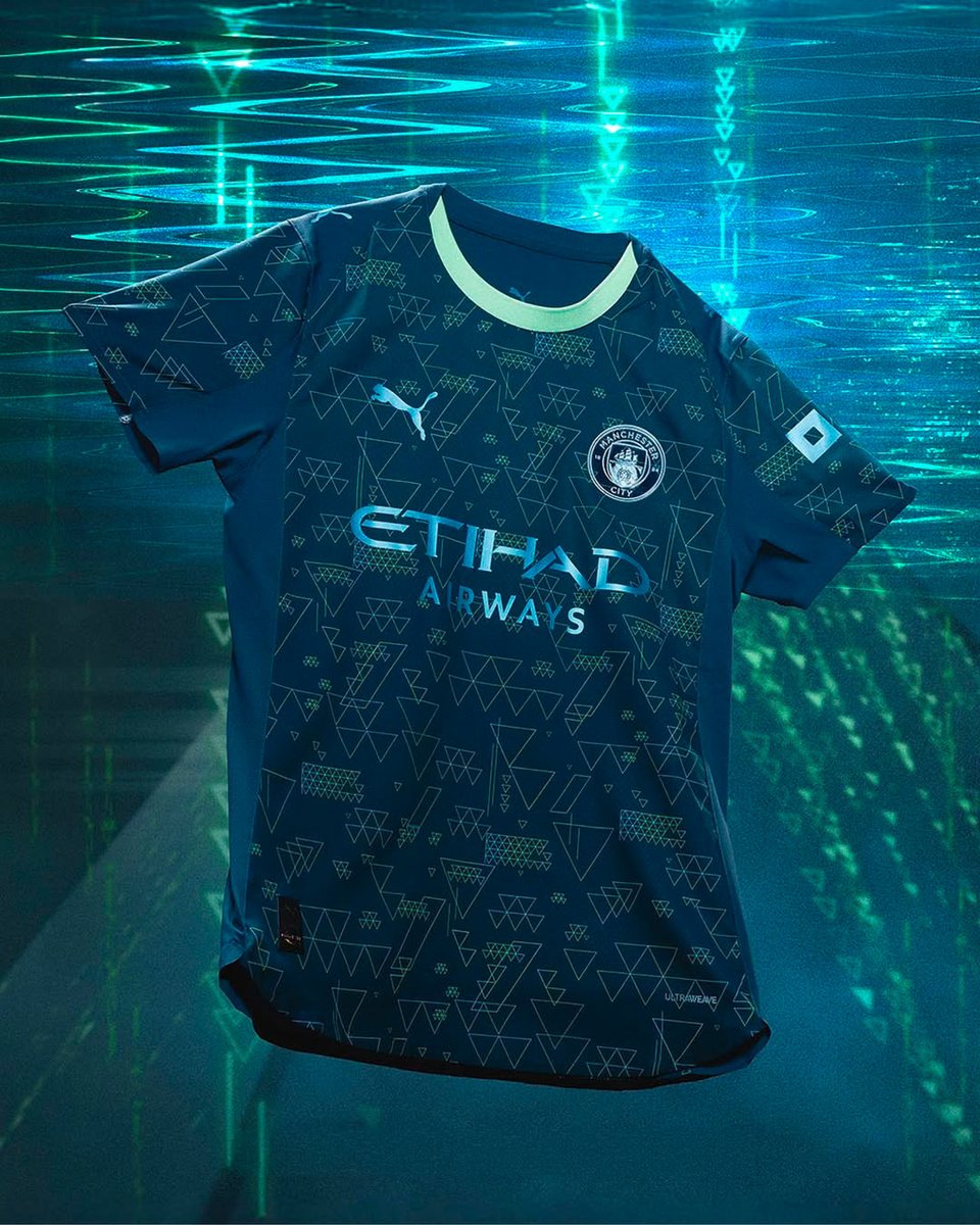 _PointDePenalty's tweet photo. Le quatrième maillot de City passe de 100€ à 40€ avec flocage officiel dispo ! 

Lien https://t.co/uAjlQflRwt https://t.co/xW25TXOwgH