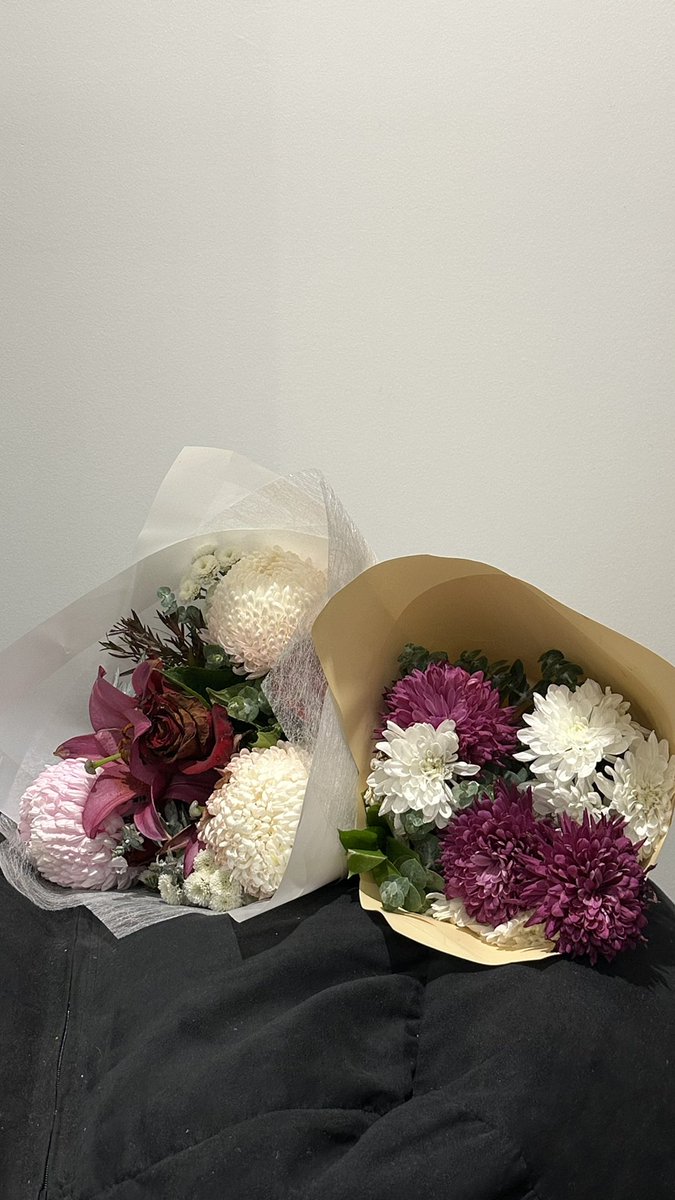 jemimaaayy's tweet photo. 2 bouquets of flowers all for me! yey happy 26th month my baba 🫀✨ https://t.co/TCFJ8X7AxU