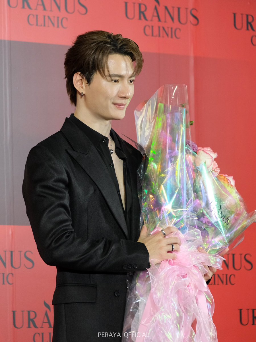 น้องคริสกับดอกไม้ 

KRIST CELEBATE URANUS CLINIC

#KristxUranusClinic
#KristPerawat