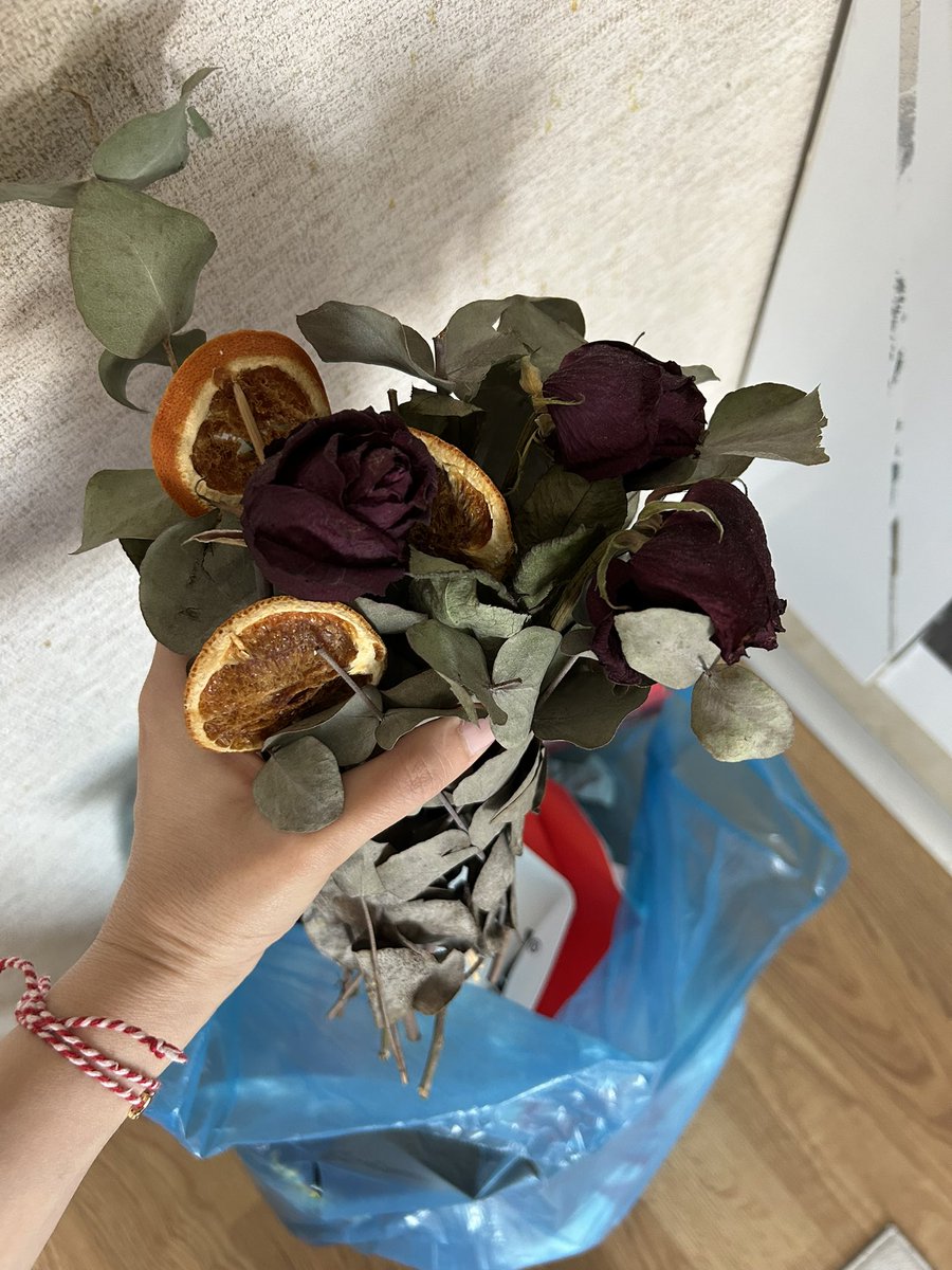 PnarKass's tweet photo. Kıyamadığın şeylerin artık çöpte olması gerektiğini anladığın an. https://t.co/Iuf2R5ZnPQ