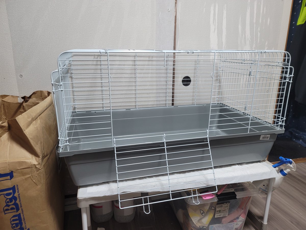 AngryTwiRatNerd's tweet photo. 前からラット用に行けるか気になってたトムキャットさんのマルチボックスを買ってみたよ
これは幅約100cmのR4ってサイズ 上に乗ってるのがサンコーシャトルマルチのR85なのでどれだけでかいかわかるかな
オスドブが寝転がってもこの広さ！
しばらく使ってリプ欄↓にラット向けレビューを書いていく予定 https://t.co/KwGGPP0I5R