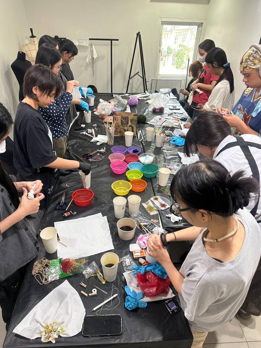 Arthouse_school's tweet photo. คลาสแฟชั่นของเด็ก Arthouse 👗✨
หรือห้องแล็บวิทยาศาสตร์กันแน่นะ? 🧪😂

ถุงมือก็มา
แก้วทดลองก็พร้อม
สีสันเต็มโต๊ะเหมือนกำลังผสมสูตรลับ!

สรุปคือ…
ที่นี่ไม่ได้แค่ “ออกแบบเสื้อผ้า”
แต่กำลังทดลองไอเดียใหม่ ๆ แบบนักวิทย์สายแฟ 💥

#Arthouse #แฟชั่นสายทดลอง #หรือจะเป็นนักวิทยาศาสตร์ดีน https://t.co/BwprUCt9tR