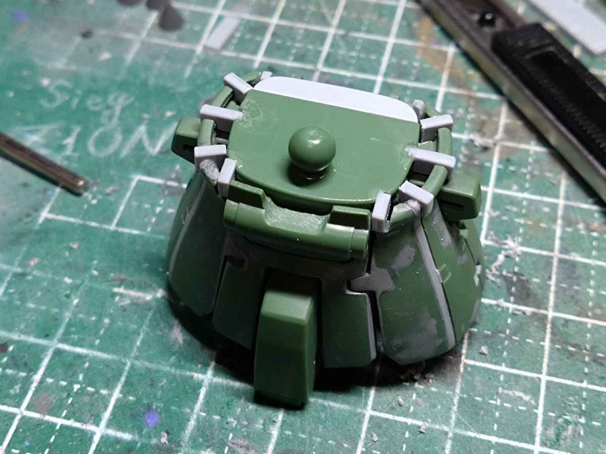 ワシの場合、基本的に設定画の線を拾うことが大事なので、プロポーション改修はキットと画稿のバランスを取ることを重視してる。今回は２機同時進行ですが、←はセンチネル0079版。腰スカートのヒンジはさすがに3度目なので、そこそこキレイに出来た。→は0083版。これで工作は完了。
#ザクパー2