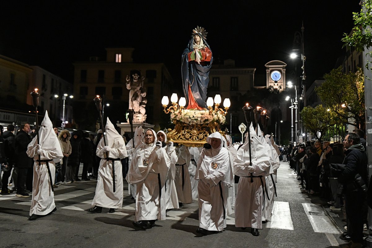 Negli scatti di Riccardo Di Martino, le quattro processioni che scandiscono la Settimana Santa a Sorrento.
Link alla galleria foto dell'Ago Press: agopress.it/i-riti-della-s…