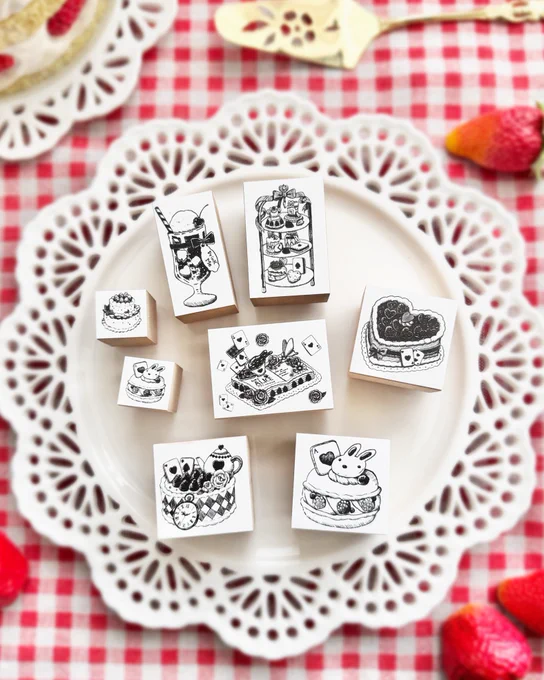【#文具手紙マルシェ2026 新作 第2弾】 
純喫茶ALICE『Strawberry Tea Party』から
3種の木製スタンプが登場です🎀

細部にまでこだわったいちごスイーツ柄のデザインです🍓
4.10(金)、4.11(土)をお楽しみに❤️ @kitteclub 