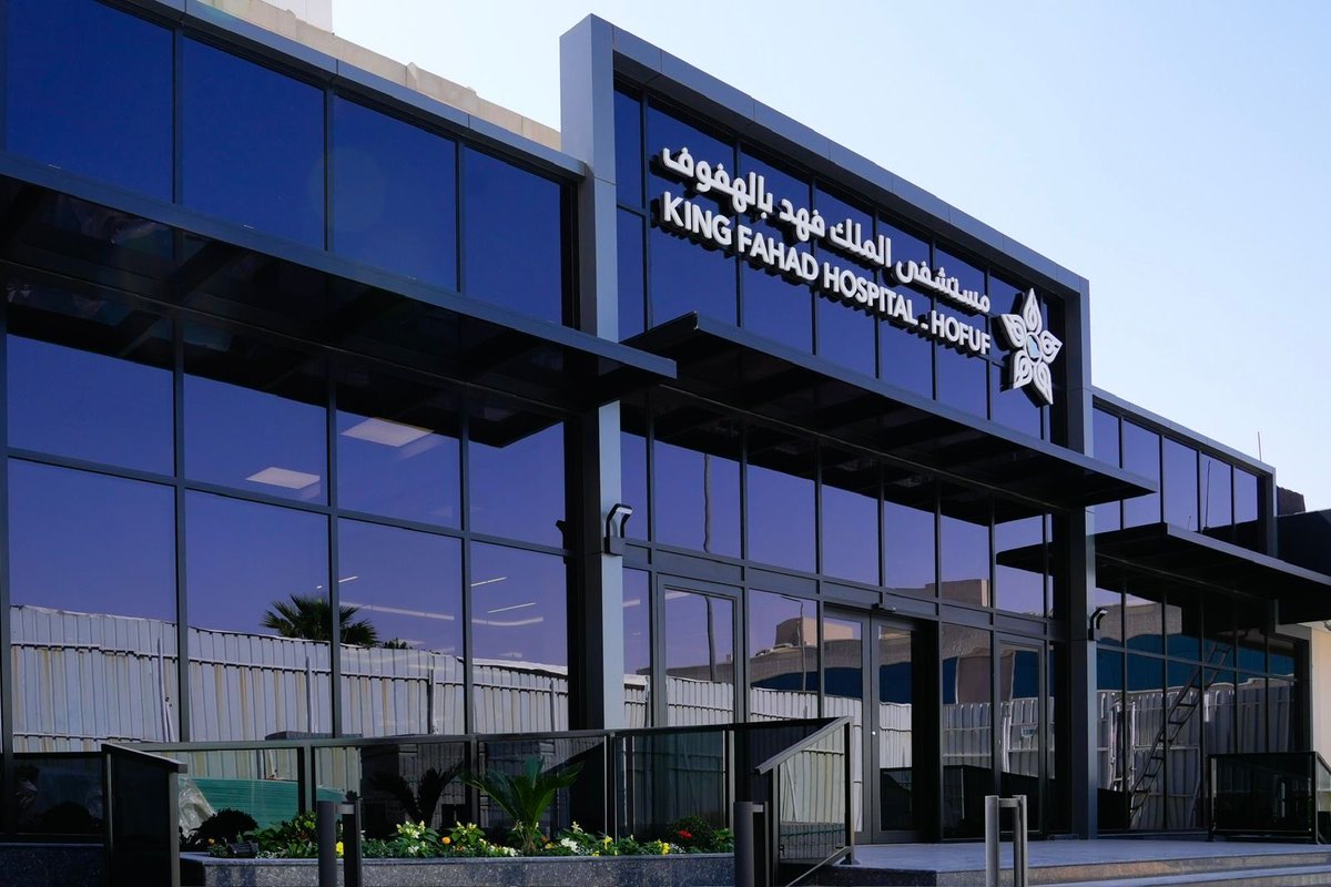 KNews2030_KSA's tweet photo. تجمع #الأحساء الصحي ينجح في إجراء جراحة روبوتية دقيقة لاستئصال ورم كلوي مع الحفاظ على الكلية

الأحساء - بيان الذكرالله

نجح #تجمع_الأحساء_الصحي – بفضل الله – في إجراء عملية جراحية دقيقة لمريض كان يعاني من ورم كلوي يبلغ حجمه سبعة سنتيمترات، في الكلية الوحيدة لديه، في حالة طبية تُعد من الحالات المعقدة التي تتطلب تدخلاً تخصصياً عالي الدقة.

وأوضّح التجمع أن الخيارات العلاجية التقليدية كانت تشير إلى استئصال الكلية بشكل كامل، وهو ما كان سيؤدي إلى حاجة المريض للغسيل الكلوي بشكل دائم، نظراً لعدم كفاءة الكلية الأخرى، إلا أن الفريق الطبي تمكن من التعامل مع الحالة بخطة علاجية متقدمة تركز على الحفاظ على وظيفة الكلية.

وبيّن أن المريض جرى تحويله إلى قسم جراحة المسالك البولية في مستشفى الملك فهد بالهفوف ، حيث أُجريت له جميع الفحوصات اللازمة، بما في ذلك الأشعة المقطعية والنووية، لتقييم الحالة بدقة ووضع الخطة الجراحية المناسبة.

وتمكن الفريق الطبي من إجراء عملية استئصال جزئي للورم باستخدام تقنية الجراحة الروبوتية (الرجل الآلي)، حيث جرى استئصال الورم بشكل كامل مع الحفاظ على الجزء السليم من الكلية، في إنجاز طبي يعكس مستوى التقدم في الخدمات الجراحية التخصصية.

وأكد التجمع أن العملية تكللت – ولله الحمد – بالنجاح، ويتمتع المريض حالياً بحالة صحية مستقرة خلال فترة ما بعد العملية، دون الحاجة إلى الغسيل الكلوي.

وأشار تجمع الأحساء الصحي إلى أن هذا النوع من العمليات يُعد من الجراحات الدقيقة والمتقدمة التي تُجرى في مراكز متخصصة على مستوى العالم، لما تتطلبه من مهارات عالية وتقنيات حديثة تسهم في تحسين النتائج العلاجية ورفع جودة الحياة للمرضى.