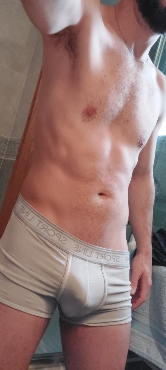 Robpvers's tweet photo. Il va falloir que je me rachete des boxers on dirait https://t.co/LbBZaRzcZZ