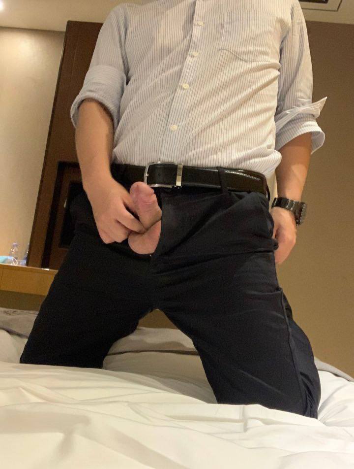 Lighthropo's tweet photo. 周末休息自己独处，开了个舒服的酒店，备好了几套正装，鸡巴有点躁动…有兴趣过来一起玩的兄弟联系我，0或1都欢迎，干净卫生第一。#同志交友约啪 https://t.co/BwRJYhdS7h