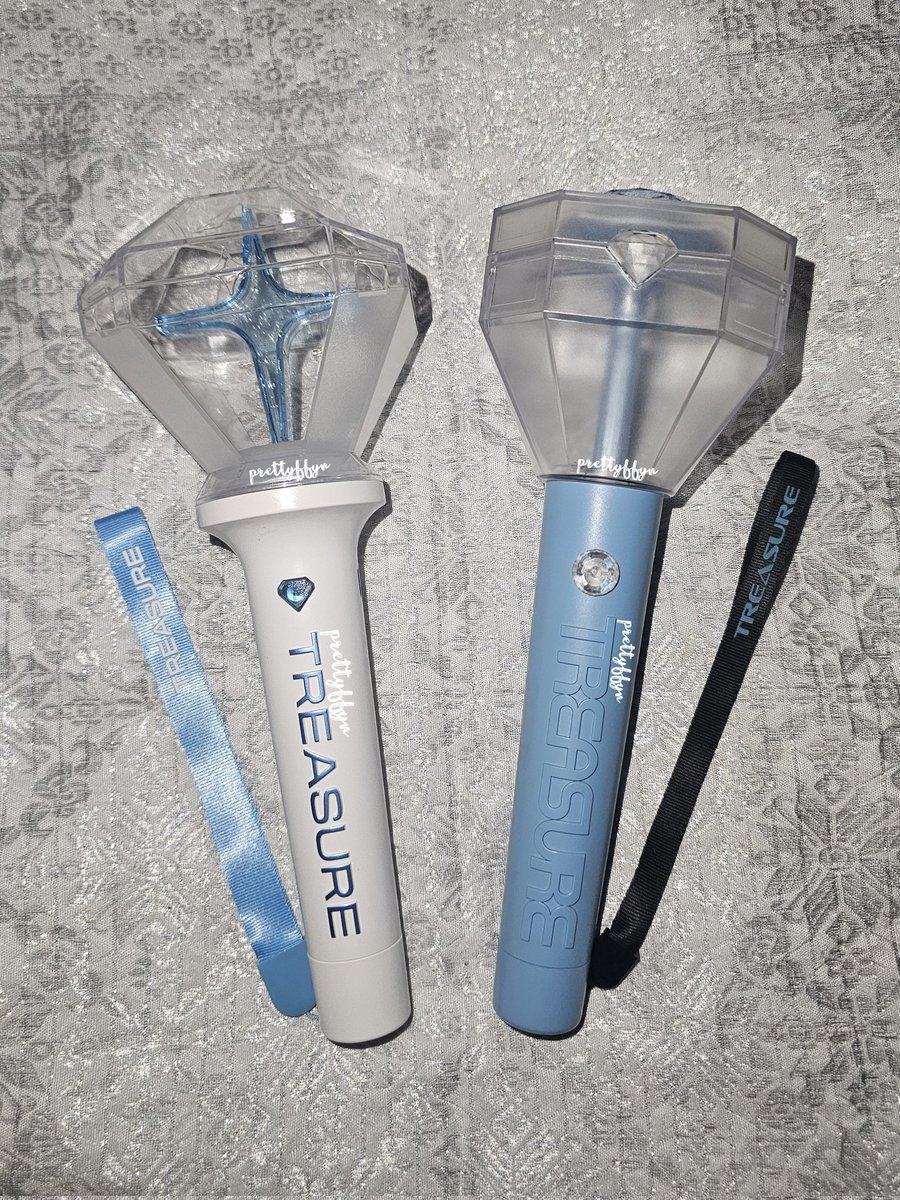 prettyffyn's tweet photo. WTR (Want to Rent)
Teulight Ver. 1 &amp; Ver. 2
TREASURE TOUR [PULSE ON] IN JAKARTA

Ver. 1 💵150k
• Day 1 &amp; Day 2
• Include baterai
• Free snack

 Ver. 2 💵250k
• Day 1
• Include baterai
• Free snack

💎 COD venue, minat boleh DM

#TREASURE #트레저 #PULSE_ON #TOUR #JAKARTA https://t.co/dTpgMRuRIp