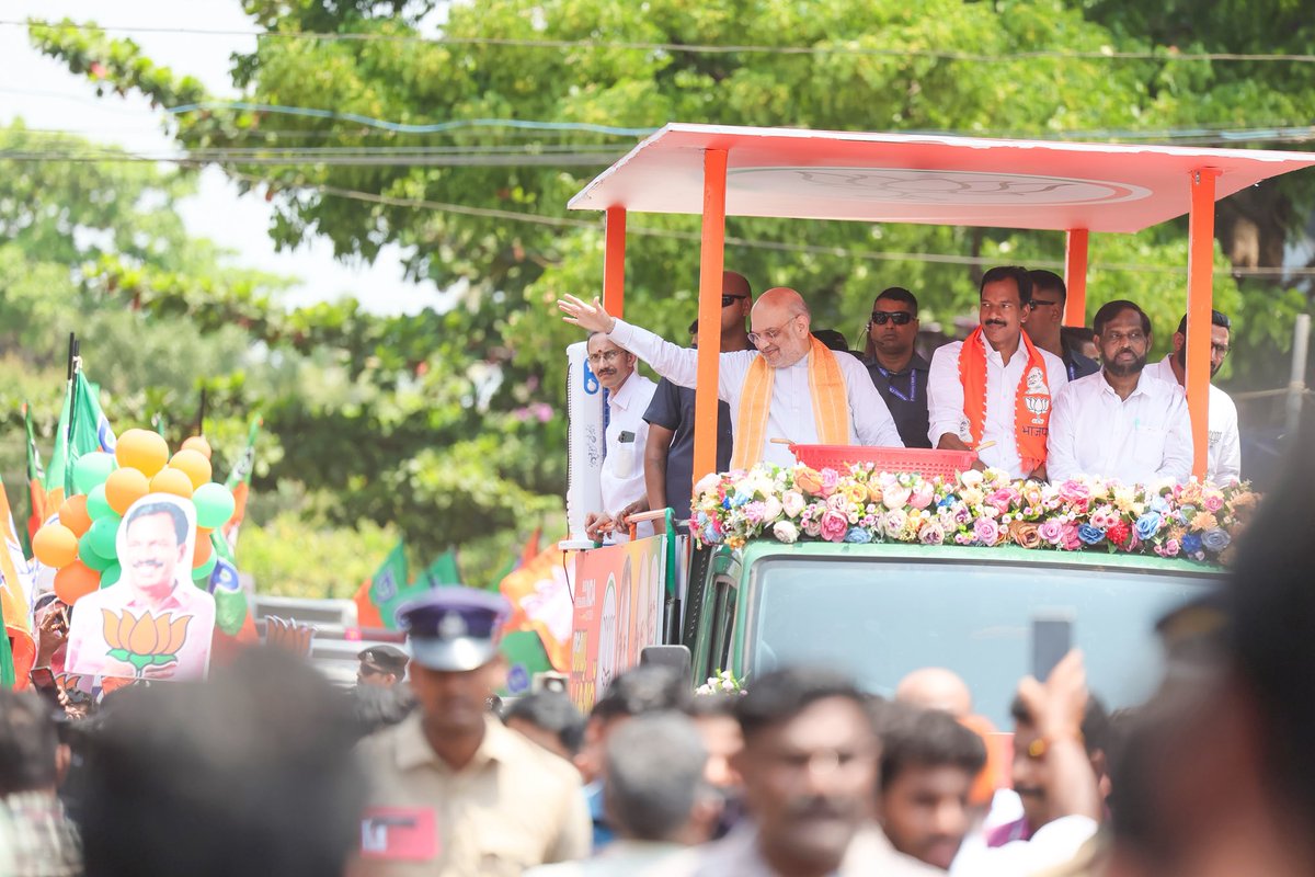AmitShah's tweet photo. എൽഡിഎഫ് ഭരണത്തിന്റെ നിന്ന് രക്ഷപ്പെടാനും ഒരു 'വികസിത കേരളം' കെട്ടിപ്പടുക്കാനുമുള്ള കേരളത്തിന്റെ ആഗ്രഹം വ്യക്തമാക്കുന്നതായിരുന്നു കോഴിക്കോട്ടെ റോഡ് ഷോയിൽ ബിജെപിക്ക് ലഭിച്ച ആവേശകരമായ പിന്തുണ.
#NDA4VikasitaKeralam https://t.co/KUKl23Tkre