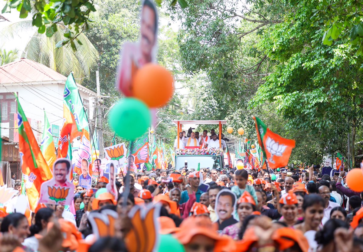 AmitShah's tweet photo. എൽഡിഎഫ് ഭരണത്തിന്റെ നിന്ന് രക്ഷപ്പെടാനും ഒരു 'വികസിത കേരളം' കെട്ടിപ്പടുക്കാനുമുള്ള കേരളത്തിന്റെ ആഗ്രഹം വ്യക്തമാക്കുന്നതായിരുന്നു കോഴിക്കോട്ടെ റോഡ് ഷോയിൽ ബിജെപിക്ക് ലഭിച്ച ആവേശകരമായ പിന്തുണ.
#NDA4VikasitaKeralam https://t.co/KUKl23Tkre