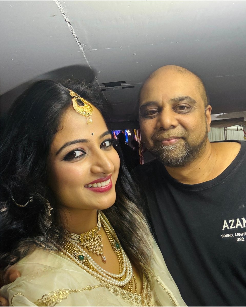 AnujaSahai's tweet image. Lost in devotion, found in music 🙏🎶
Performing live with incredibly talented musicians, singing from the heart ❤️🎤
Every note felt like a prayer 🌸🕉️ with the remarkable sound engineer.
#liveperformance #devotional #livemusic #anujasahai