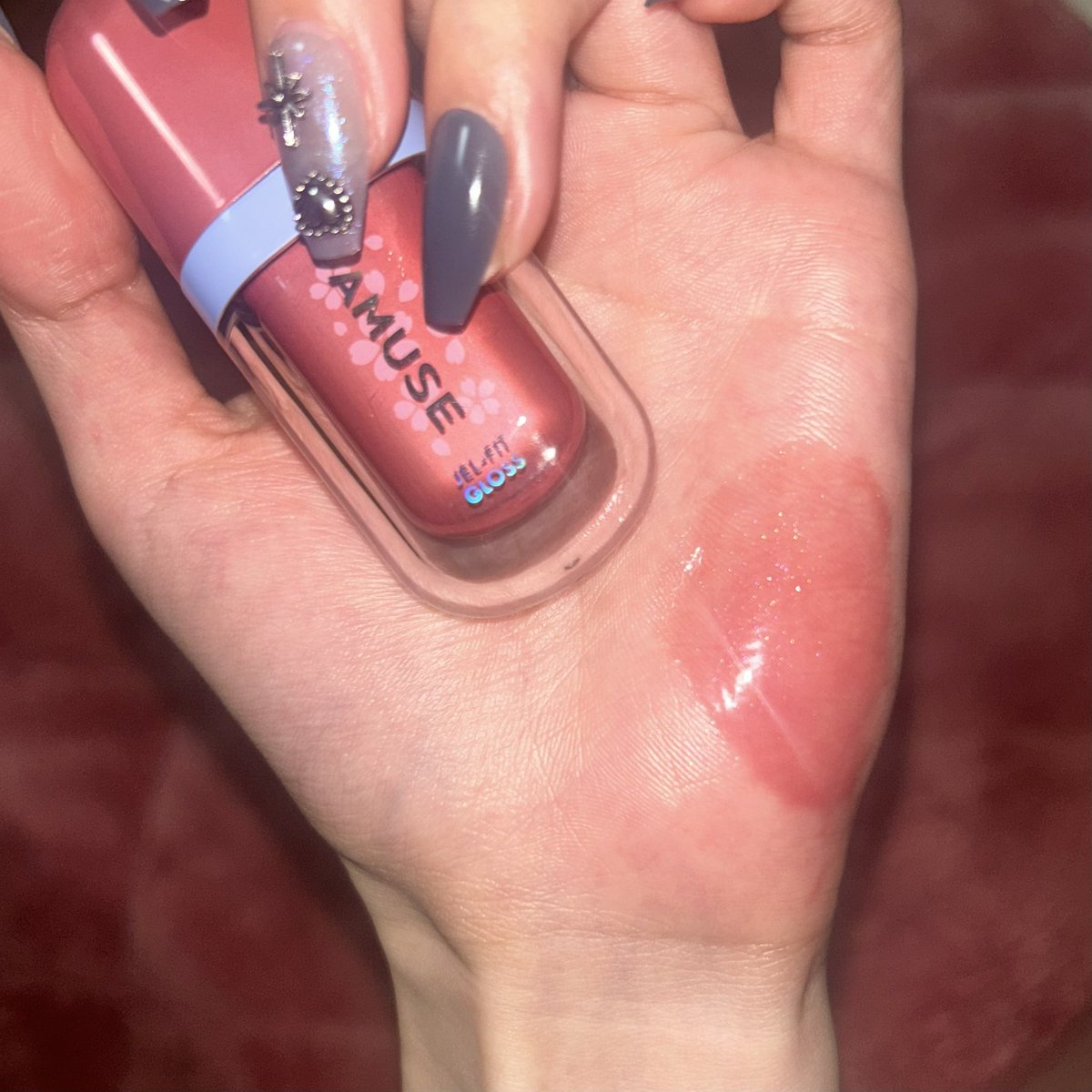 bubububuing's tweet image. 春に使いたいグロスNo.1💕
ラメ入りのグロス大好き😘

#amuse