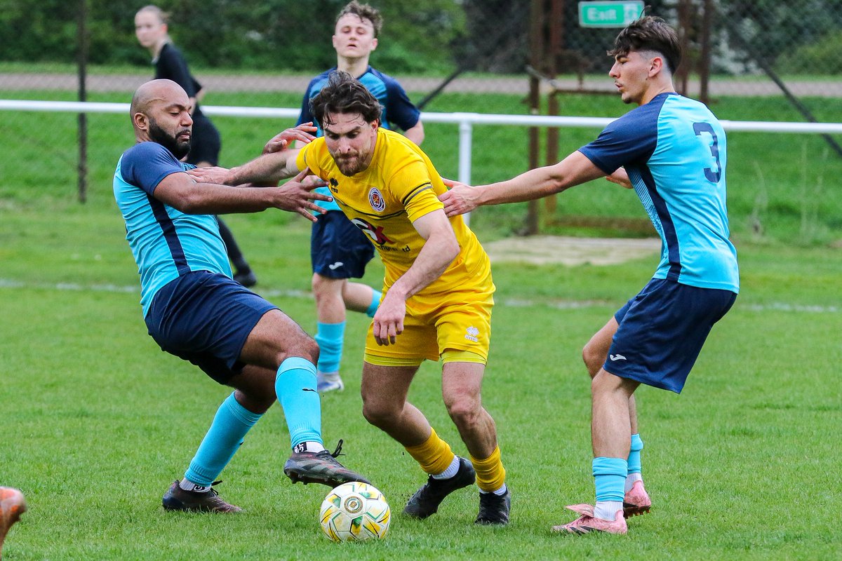 sportsshotsnews's tweet photo. EASTER DERBY 🐣 📷⚽️

@thebuckinghamfc vs @NewBradwellSPFC in the @SSMFLOfficial Division 1.

Venue: Buckingham FC.

Saturday 4th April 2026.

LINK https://t.co/9vKsWbalYz

@SSMLtalk

#Football #nonleague #buckinghamfc #newbradwellsp #sportsphotography https://t.co/YoGxGmYPmx