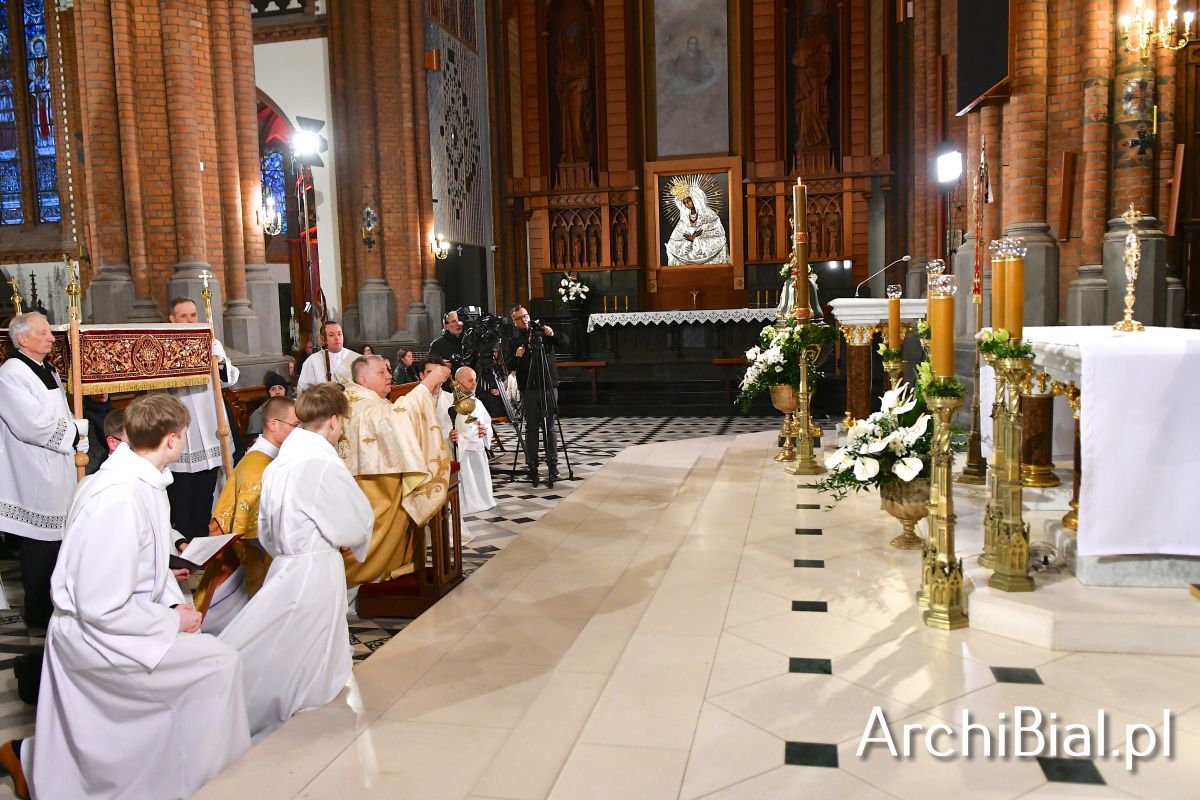 BialArchi's tweet photo. „Jezus Chrystus jest jedynym Odkupicielem człowieka. Nie ma w nikim innym zbawienia” – mówił abp Józef Guzdek podczas Mszy św.  Zmartwychwstania Pańskiego. Po Mszy wziął udział w śniadaniu wielkanocnym dla osób samotnych i potrzebujących. https://t.co/YIQwmrN0di https://t.co/2YupqziXS1